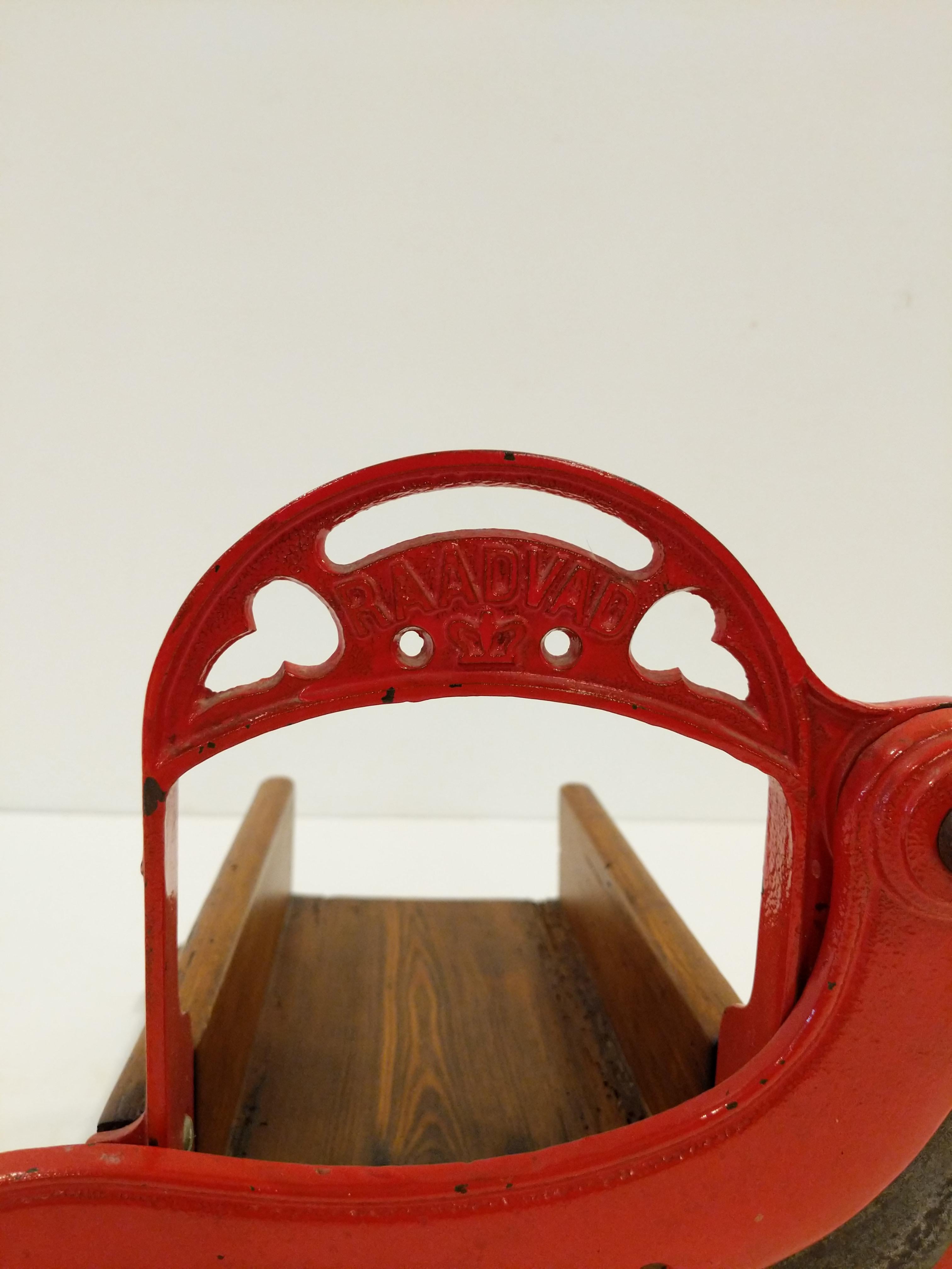 Authentic antique Danish bread slicer / guillotine in red.

Model 4 by Raadvad.

This slicer is in good condition overall and expectedly shows its age a bit.

Ref: RV27-003