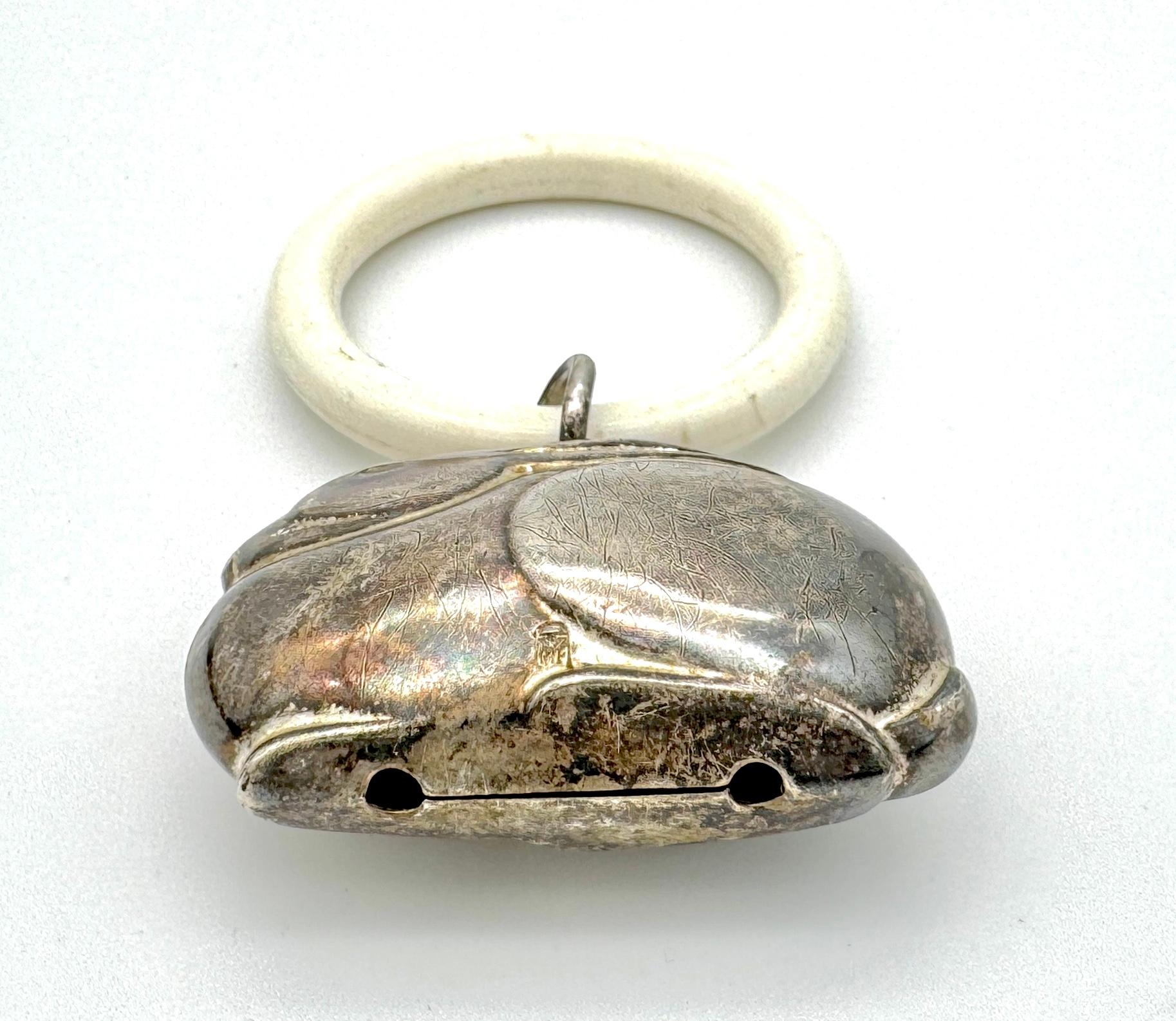 Ce charmant hochet Art déco a été créé dans les années 1920. Il est conçu comme un lapin assis tranquillement, les oreilles baissées. Le lapin a deux petites boules à l'intérieur de son corps creux. Dans la partie inférieure du milieu de l'animal,
