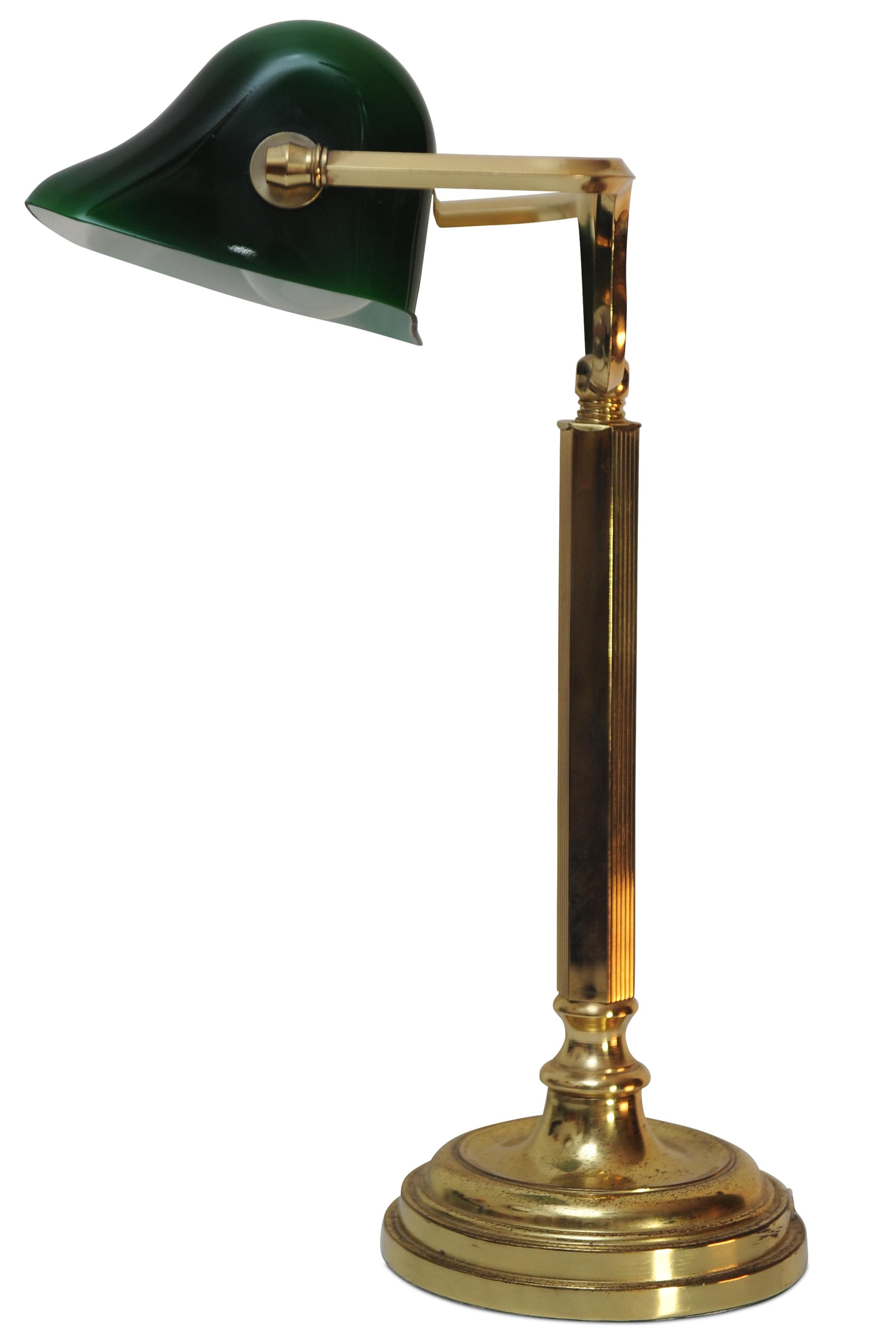 Eine ikonische Banker-Lampe aus antikem grünem Messing mit verstellbarem Messingschirm, schwerem Messingständer und Baize-Boden.
Ideal für jeden Schreibtisch oder Beistelltisch zum Lesen.