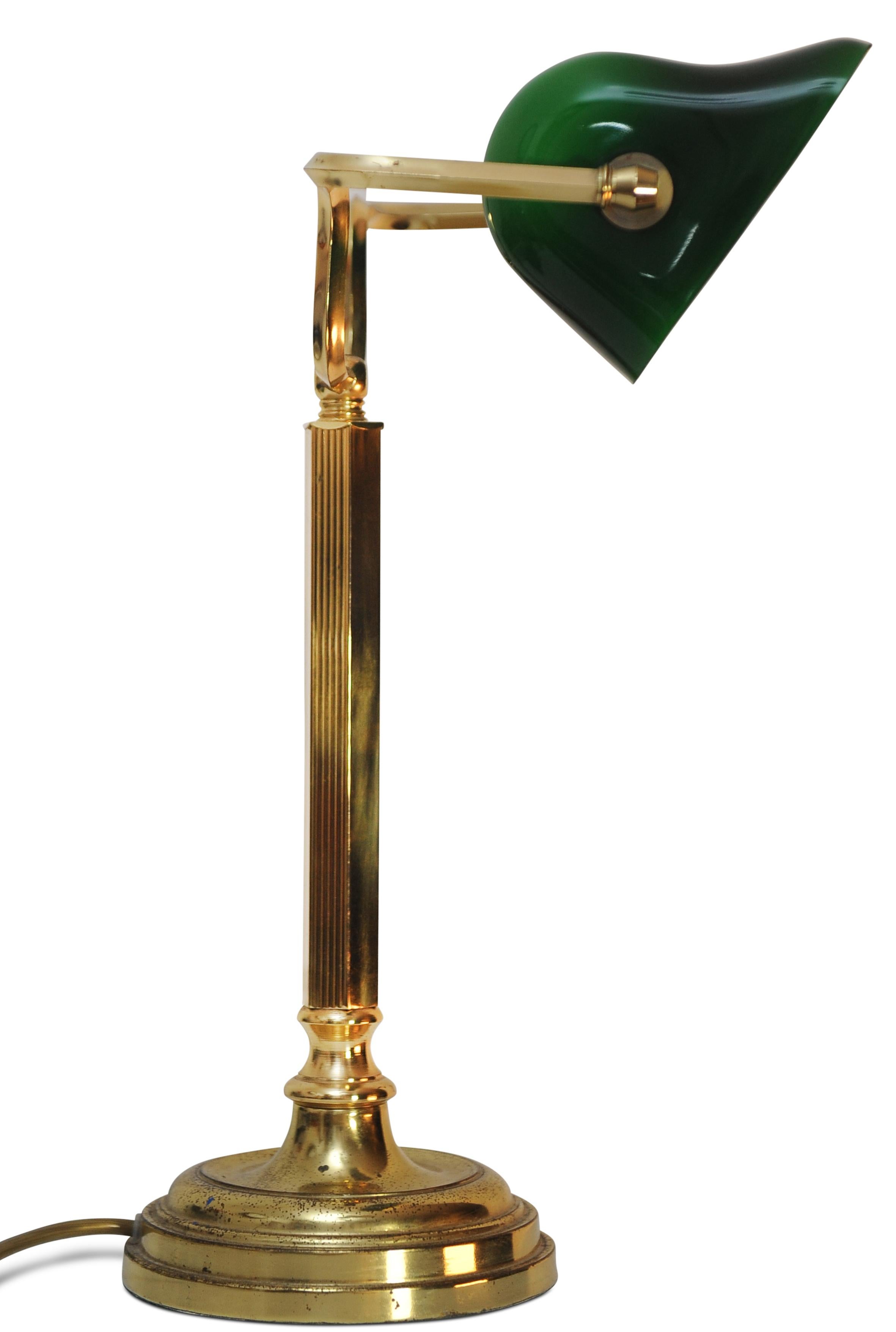 Antike Racing-Bankerslampe aus grünem Messing mit verstellbarem, grünem, glasiertem Schirm  (Britisch) im Angebot