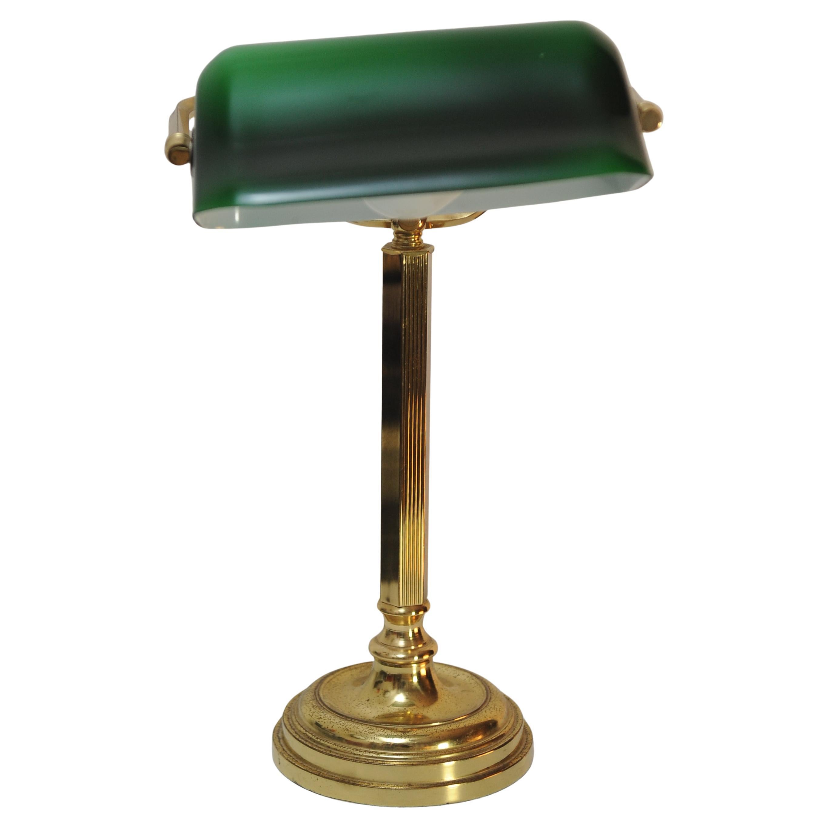 Antique Racing Green Brass Bankers Lamp With Adjustable Green Glazed Shade In Good Condition For Sale In Reading, Berkshire