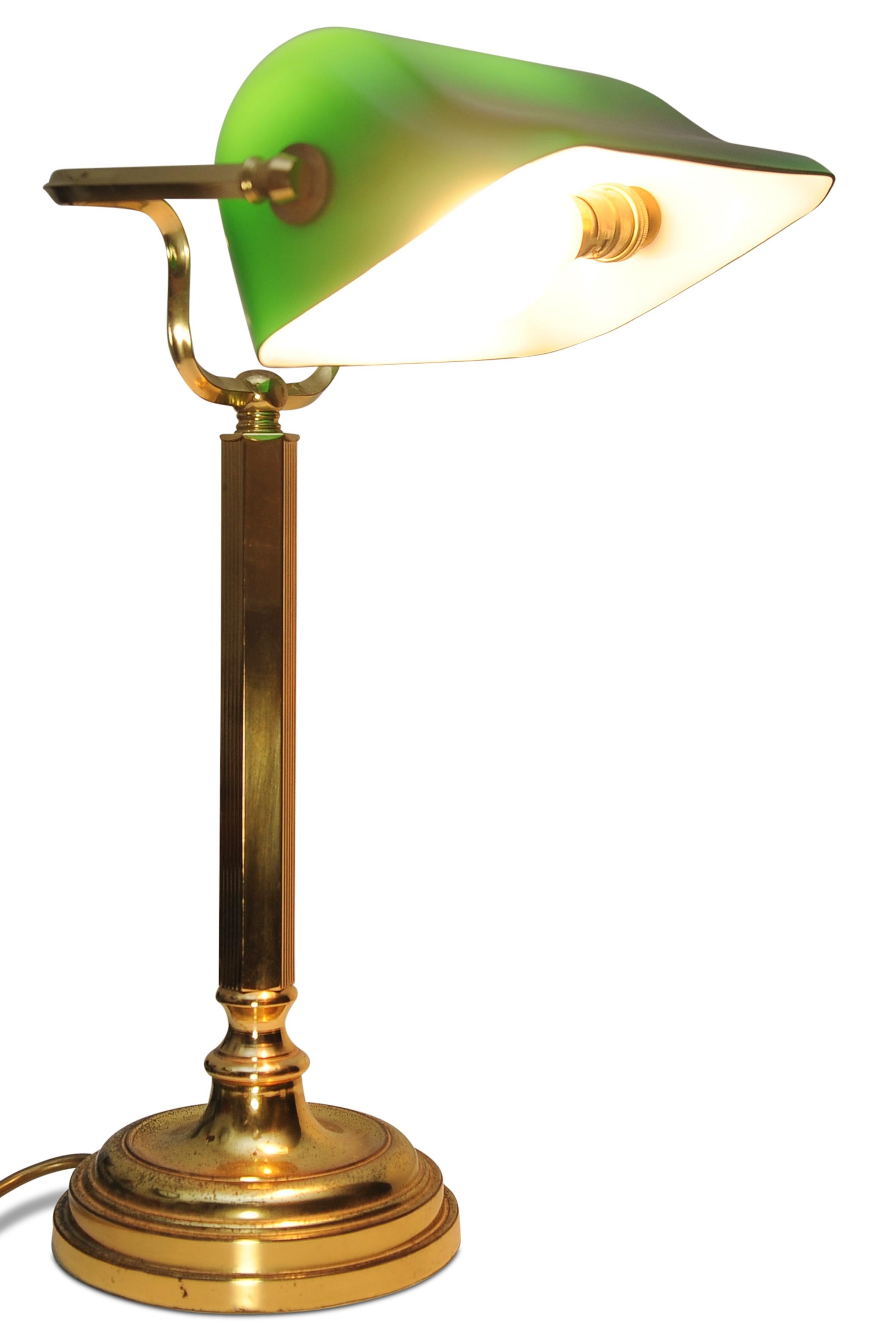Antique Racing Green Brass Bankers Lamp With Adjustable Green Glazed Shade  In Good Condition For Sale In High Wycombe, GB