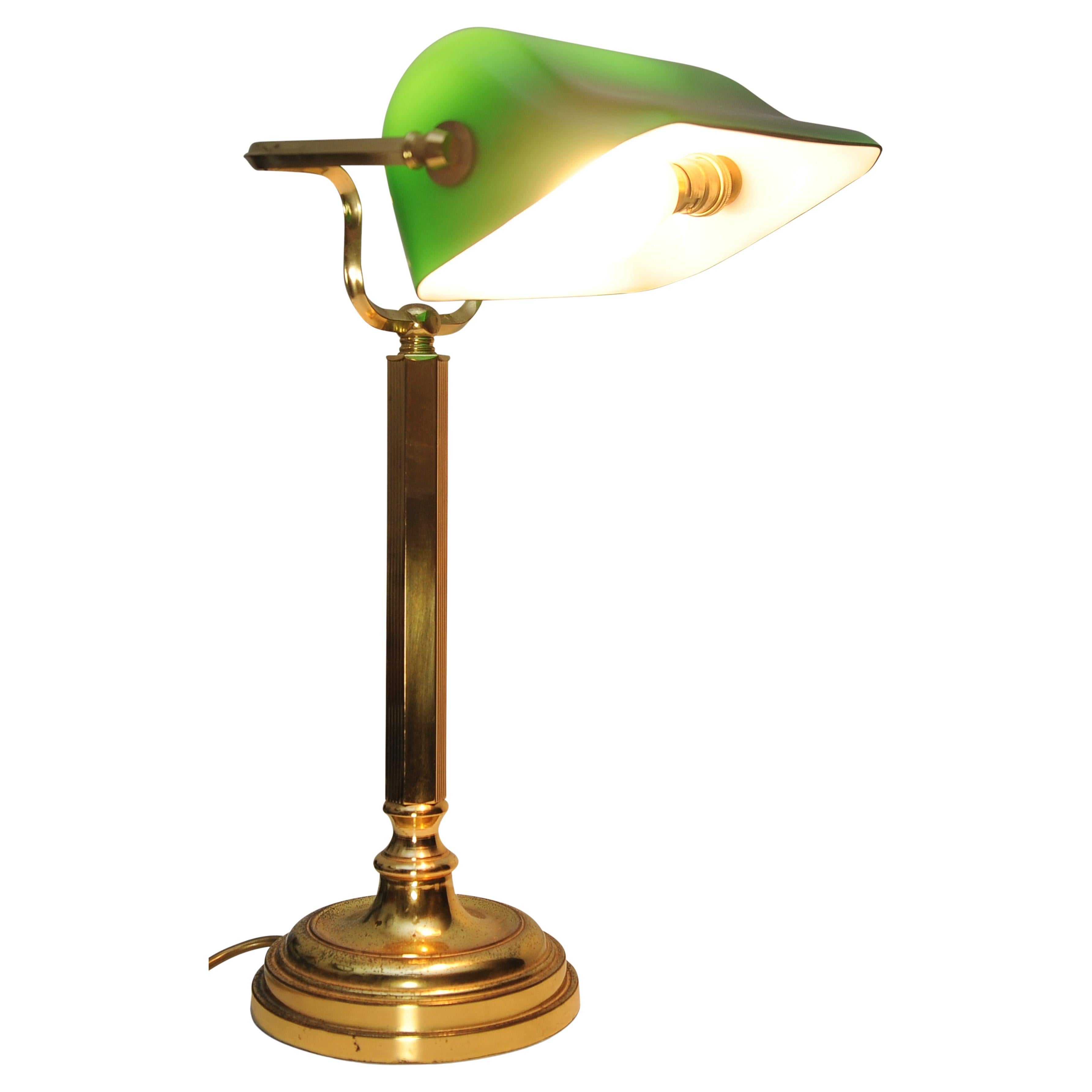 Ancienne lampe de banquier en laiton vert de course avec abat-jour réglable émaillé vert 