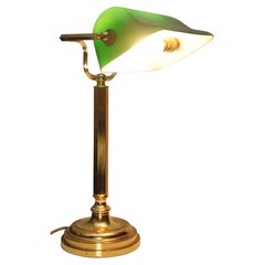 Ancienne lampe de banquier en laiton vert de course avec abat-jour réglable émaillé vert 