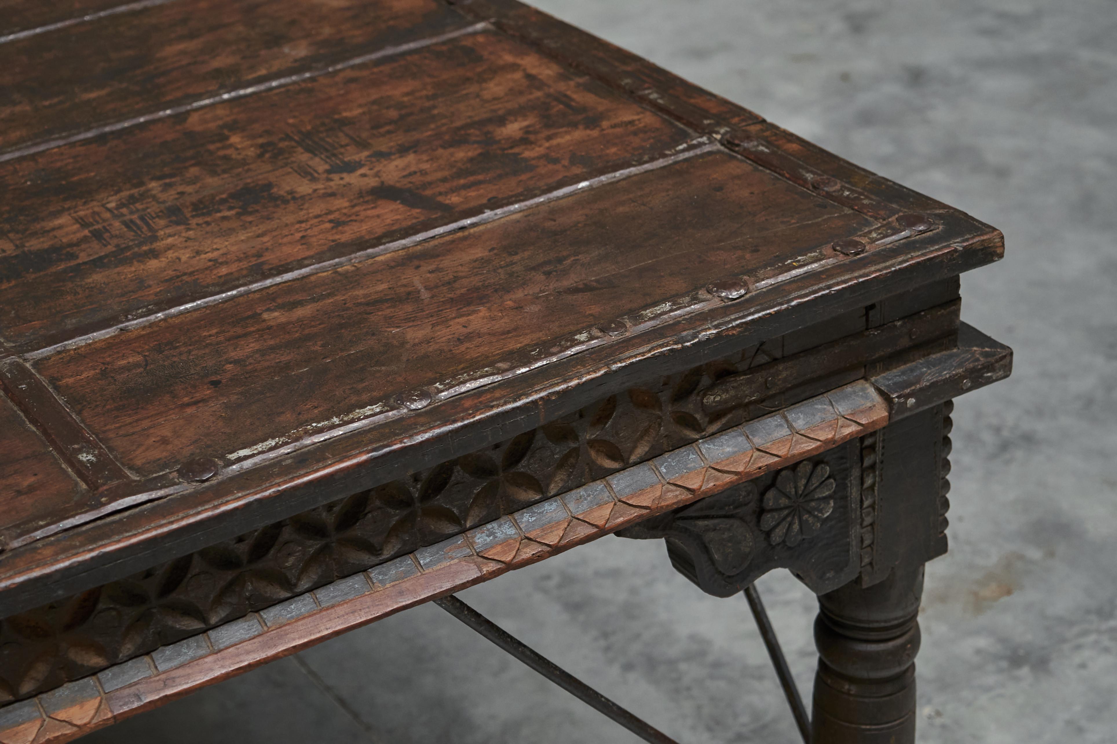 Indien Table de salle à manger ancienne de cour du Rajasthan 19ème siècle en vente