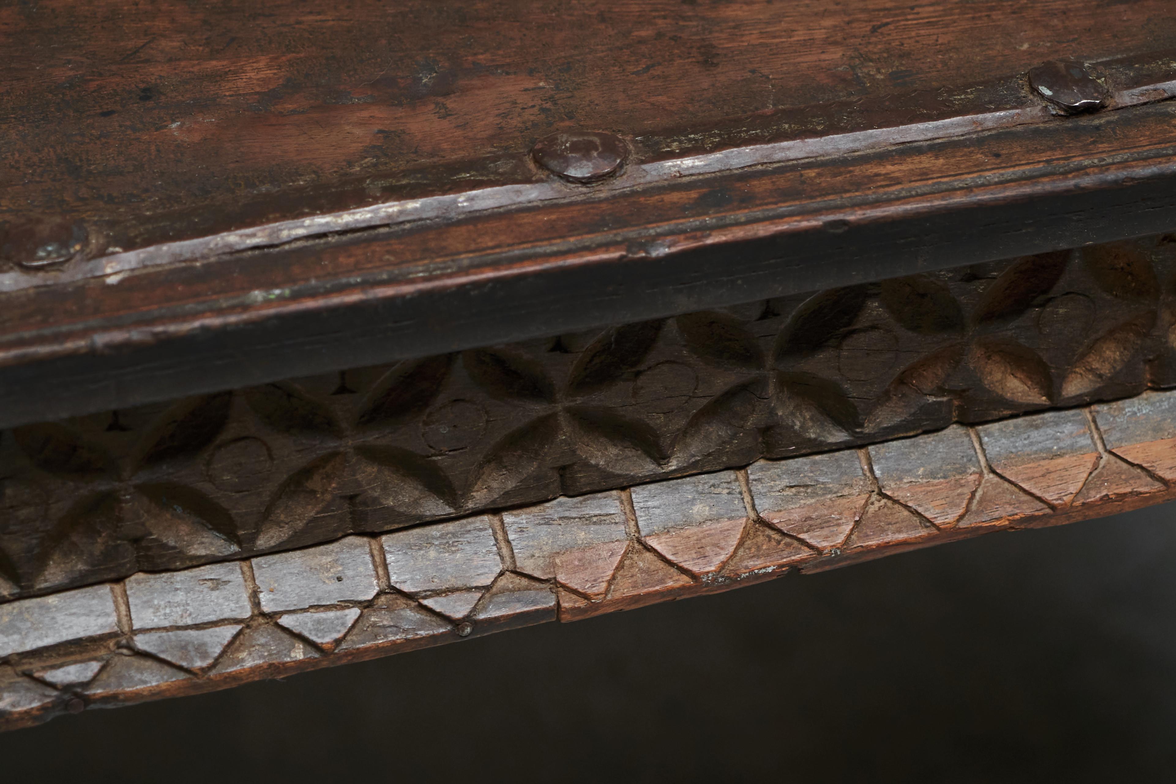 Métal Table de salle à manger ancienne de cour du Rajasthan 19ème siècle en vente