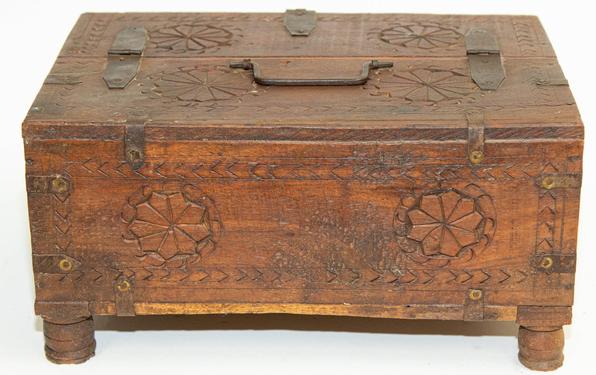 Ancienne boîte à coffre à pieds Rajasthani indienne des années 1900 en vente 4