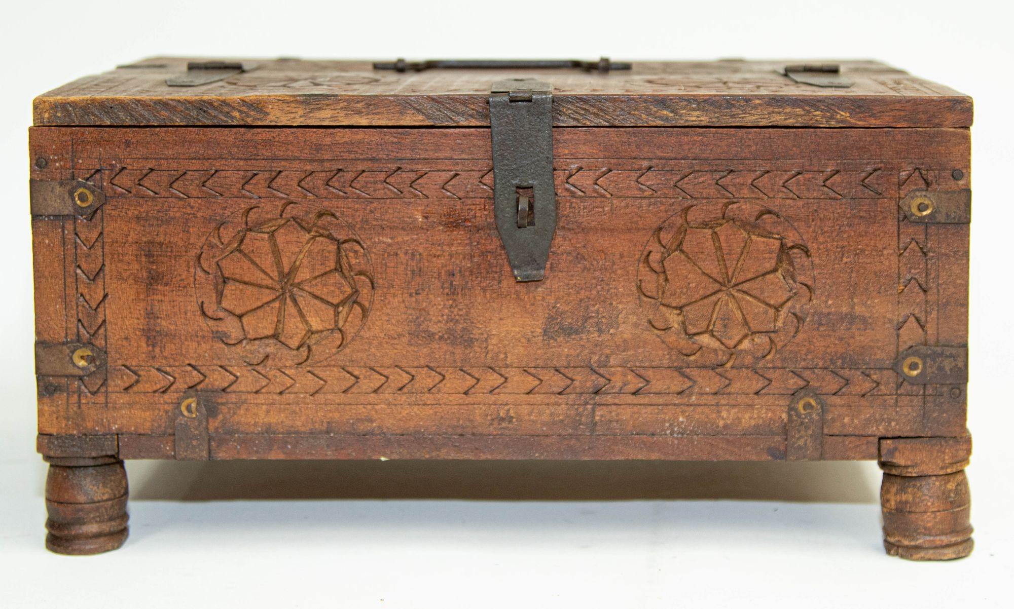 Antike Rajasthani Shekhawati Merchant's Footed Chest Box Indien 1900er Jahre.
Indische geschnitzte Holzkiste aus dem frühen 20. Jahrhundert, die von Kaufleuten in ihren Geschäften und auch in jedem Haus zur Aufbewahrung von Geld und Schmuck oder