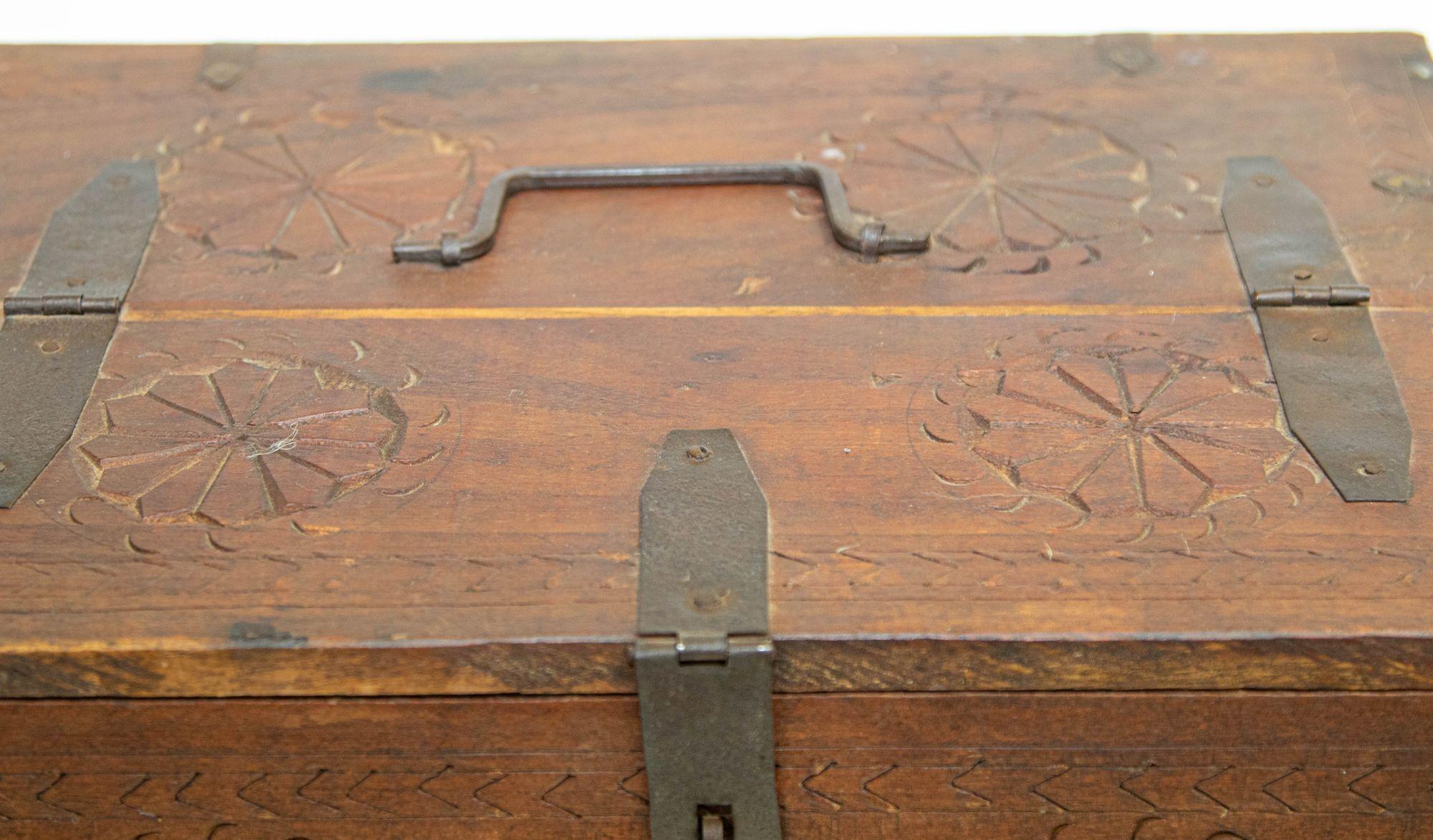 Antiguo cofre con patas rajasthani India 1900's Tallado a mano en venta