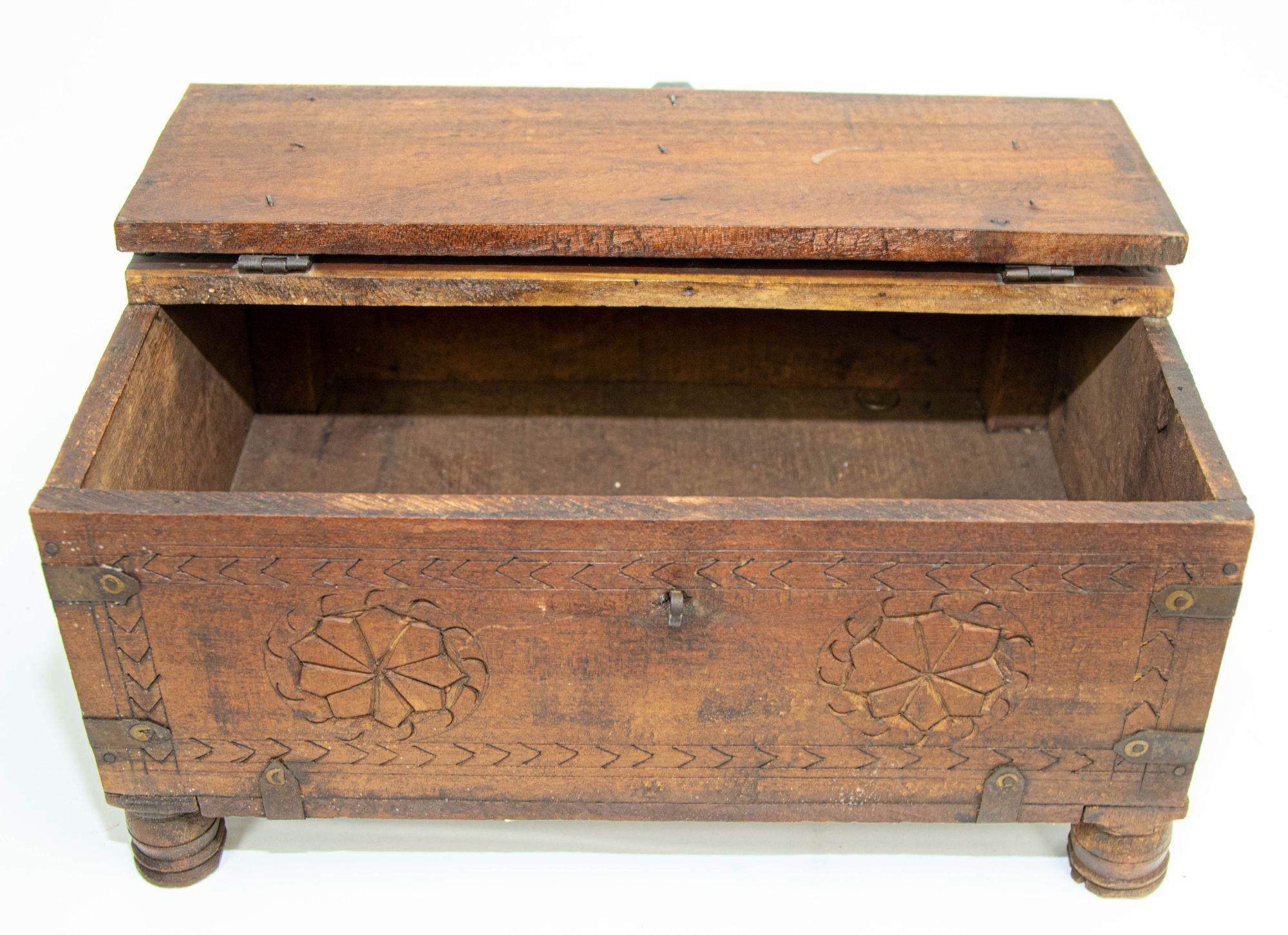 Antique Rajasthani Footed Chest Box India 1900's In Distressed Condition For Sale In North Hollywood, CA