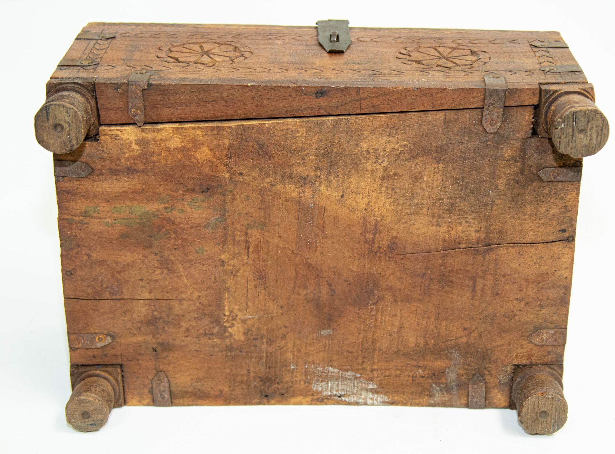 Métal Ancienne boîte à coffre à pieds Rajasthani indienne des années 1900 en vente