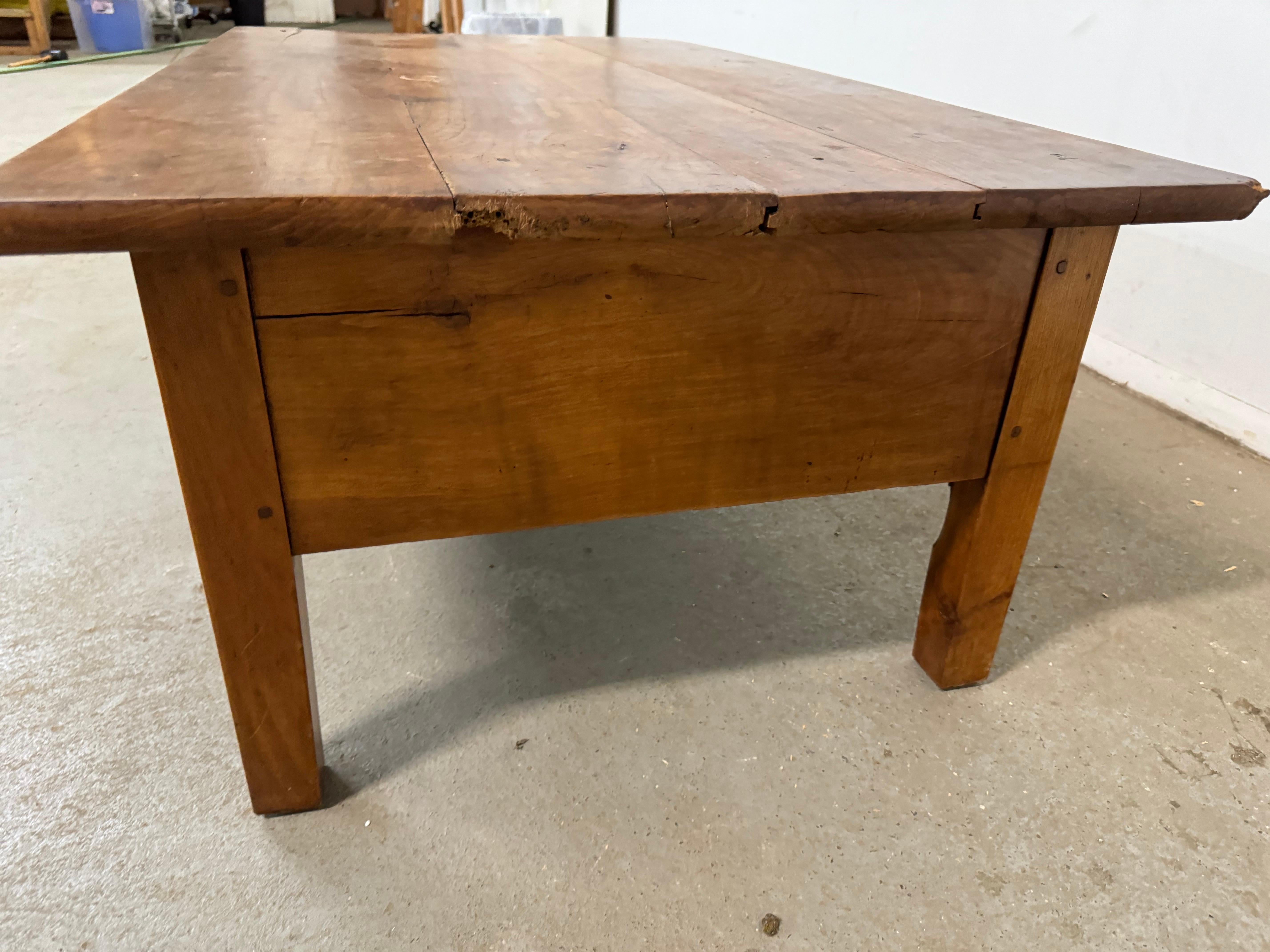 Antique Random Board Rustic Farm Coffee Table, Circa 1900's In Fair Condition In Wilmington, DE