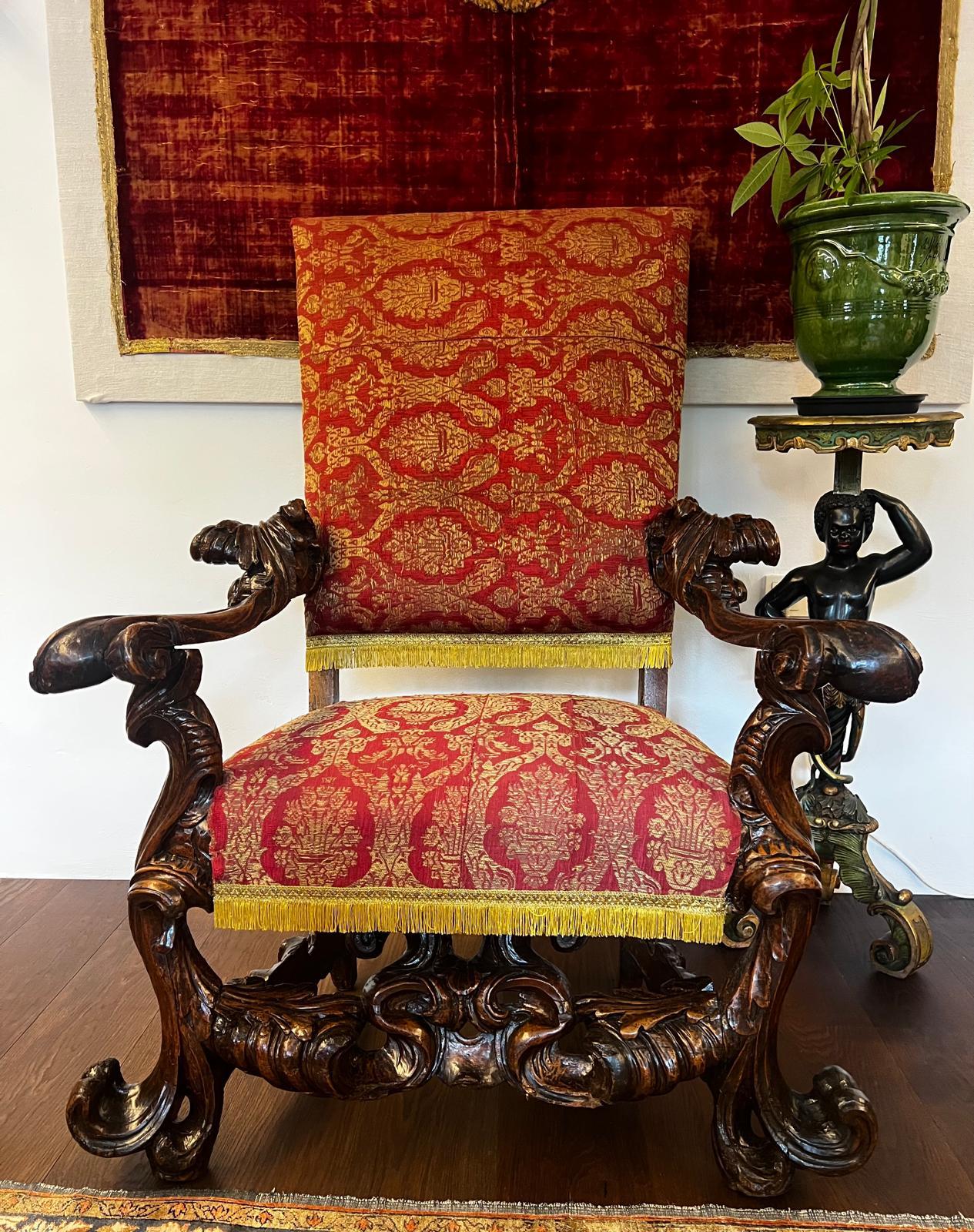 Ein außergewöhnlich seltener und bedeutender venezianischer Thronsessel aus dem 17. Jahrhundert von bemerkenswerter Handwerkskunst. Mit einer Höhe von 135 cm und einer Sitzhöhe von 51 cm verkörpert dieses beeindruckende Stück die Grandeur des