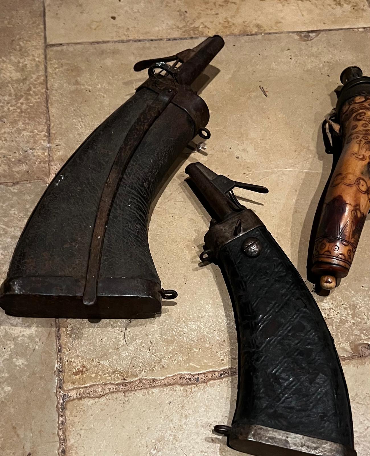 Un ensemble remarquable et authentique de trois poires à poudre allemandes du XVIIe siècle, exceptionnellement rares à trouver ensemble. Ces flacons, accessoires essentiels des mousquetaires et des chasseurs du début de la période moderne, ont été
