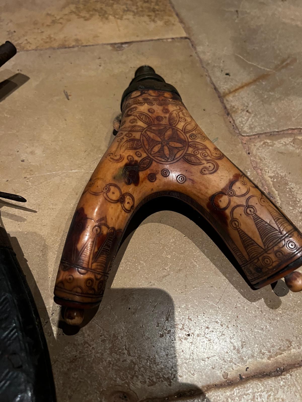 Baroque Antiquité Rare 17ème siècle Trois poudriers allemands, Bois Cuir Fer en vente