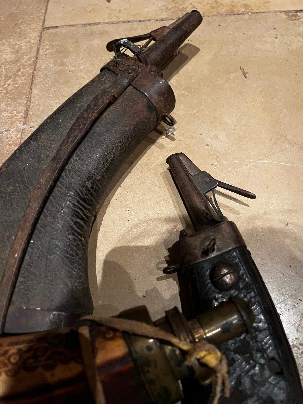 Allemand Antiquité Rare 17ème siècle Trois poudriers allemands, Bois Cuir Fer en vente