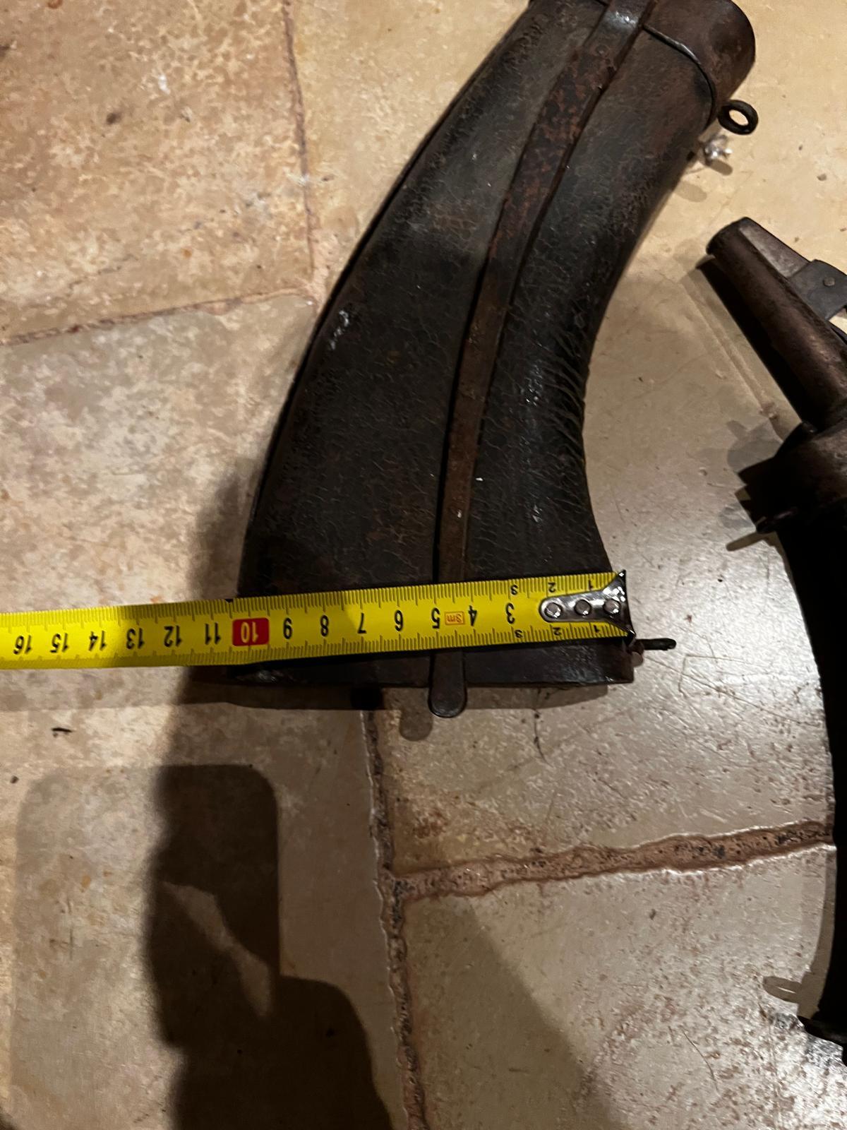Fait main Antiquité Rare 17ème siècle Trois poudriers allemands, Bois Cuir Fer en vente