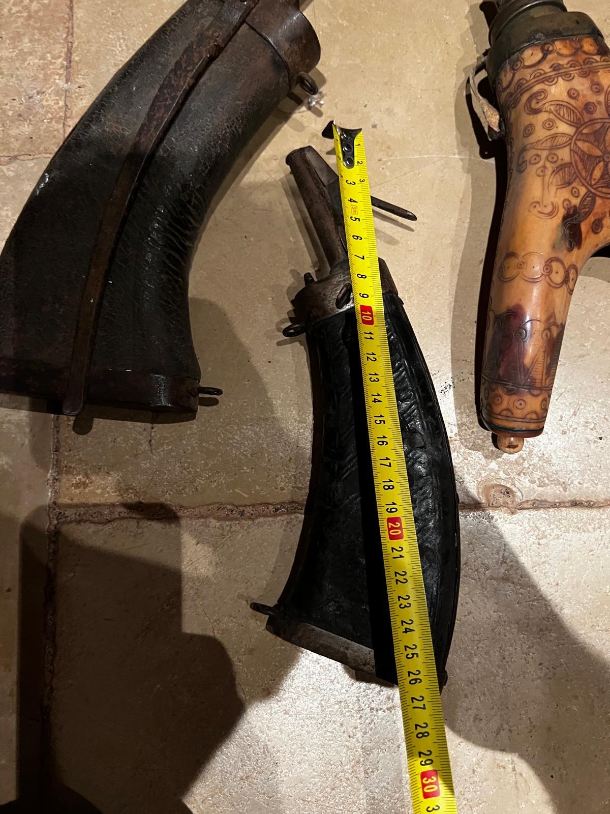 Antiquité Rare 17ème siècle Trois poudriers allemands, Bois Cuir Fer Bon état - En vente à Doha, QA