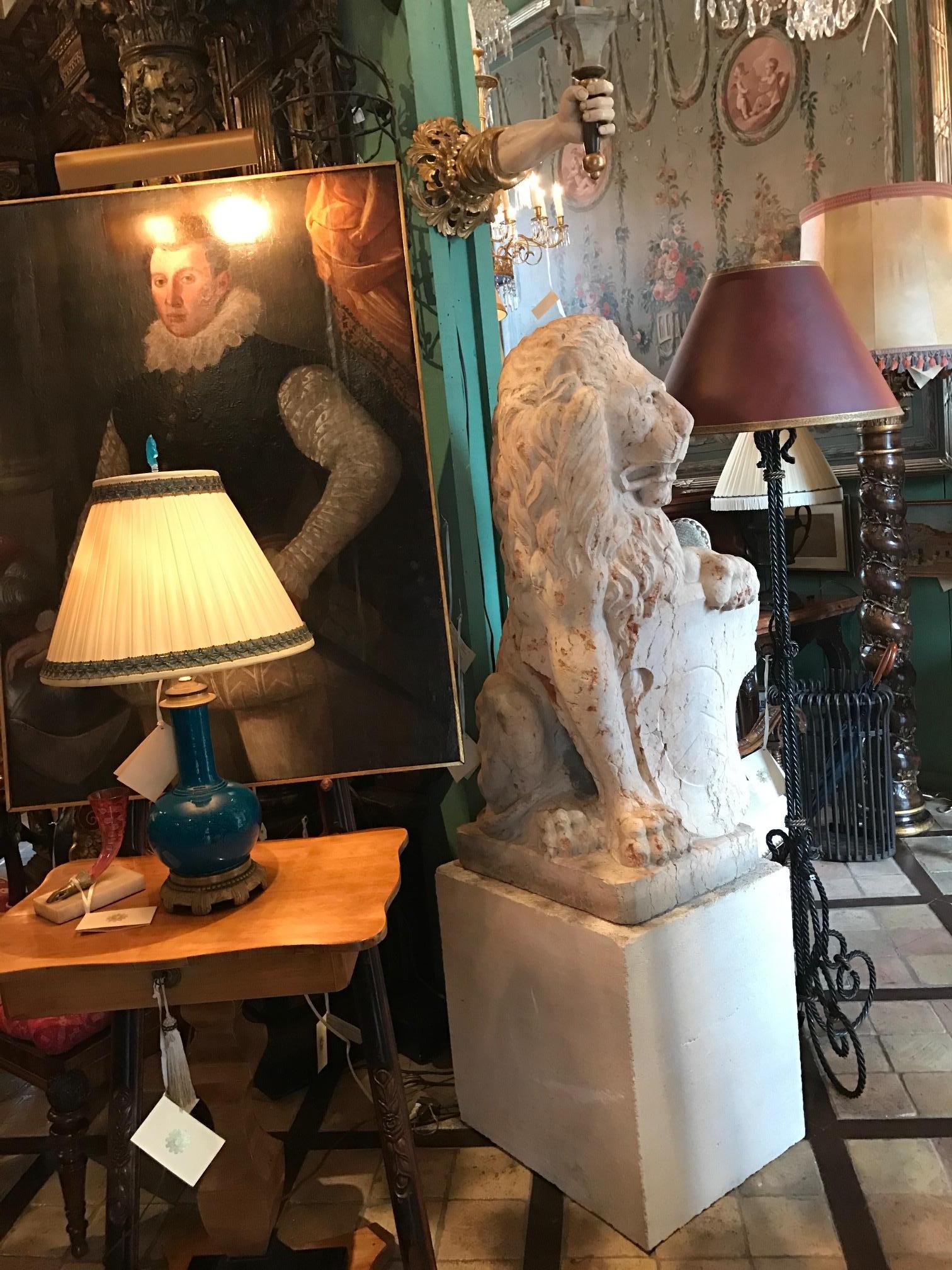 Pair 18th C. Carved Marble Terracotta Figures Lions Sculptures Garden Statues LA . Rare grande Paire de début du 18e siècle en terre cuite marbrée sculptée Figures de lions royaux, tenant un écusson d'empalement Un maréchalat héraldique dénotant une