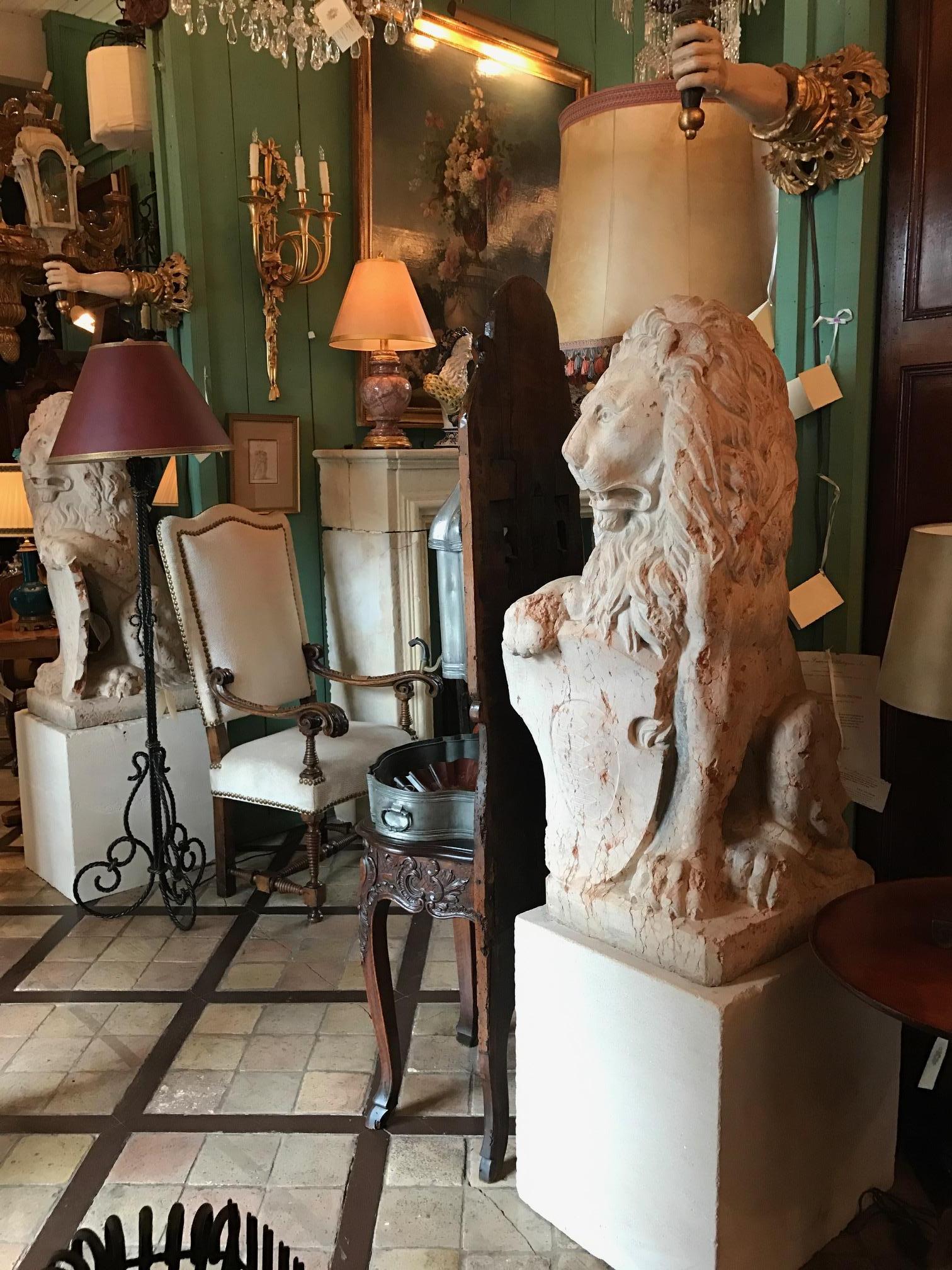 Paar geschnitzte Terrakotta-Figuren aus Marmor aus dem 18. Jahrhundert, Löwen-Skulpturen, Gartenstatuen, LA (Handgeschnitzt) im Angebot