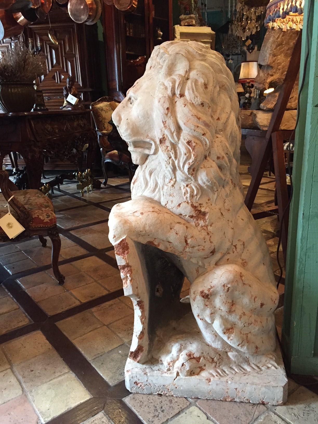 Paar geschnitzte Terrakotta-Figuren aus Marmor aus dem 18. Jahrhundert, Löwen-Skulpturen, Gartenstatuen, LA im Zustand „Gut“ im Angebot in West Hollywood, CA