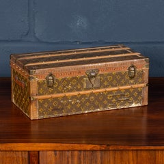 Ancienne malle Louis Vuitton du 20ème siècle « Malle Fleurs » en toile monogrammée, France