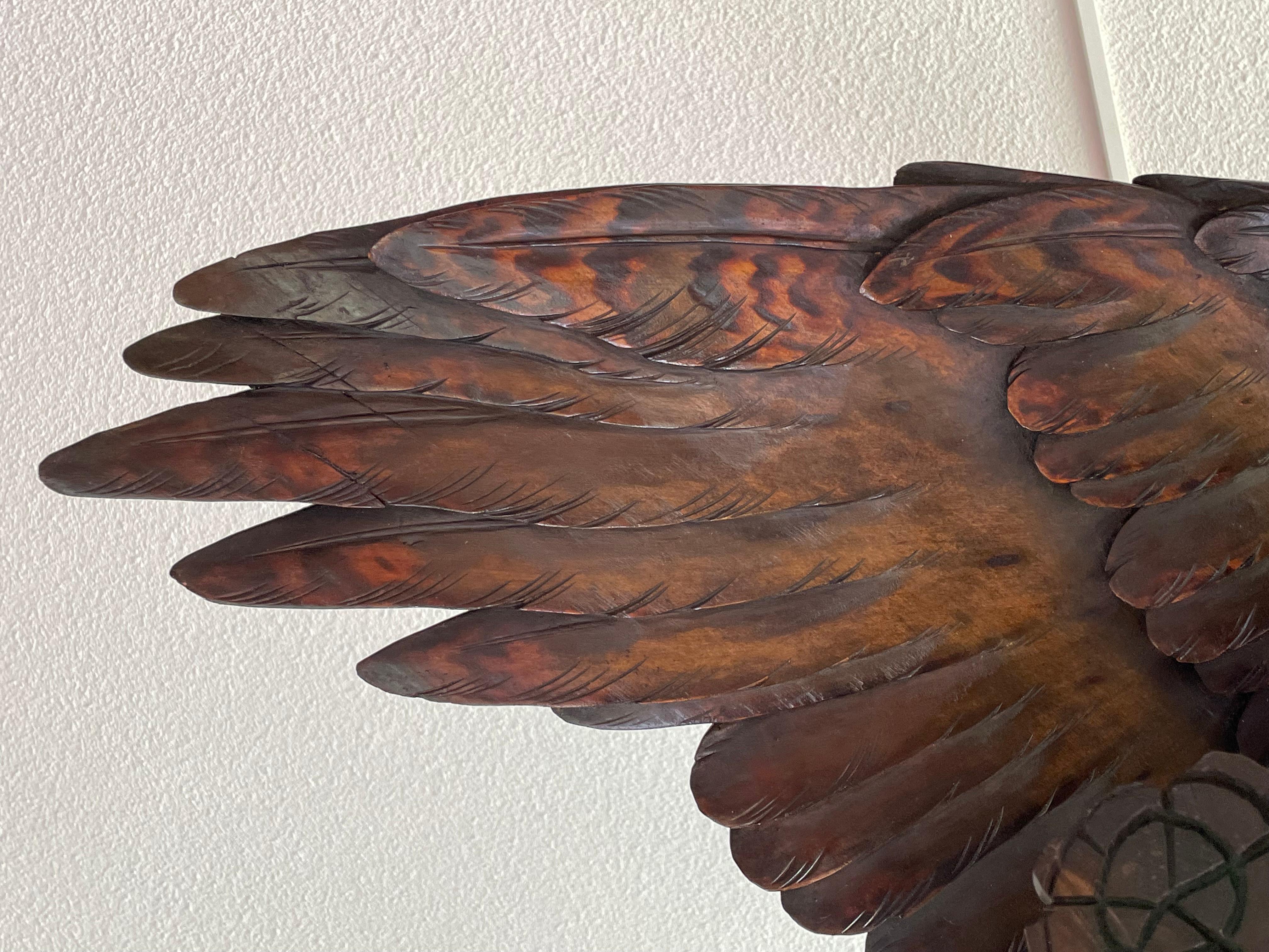 Lustre suspendu ancien, rare et de grande taille, sculpté à la main, représentant un aigle volant dans la Forêt-Noire en vente 7