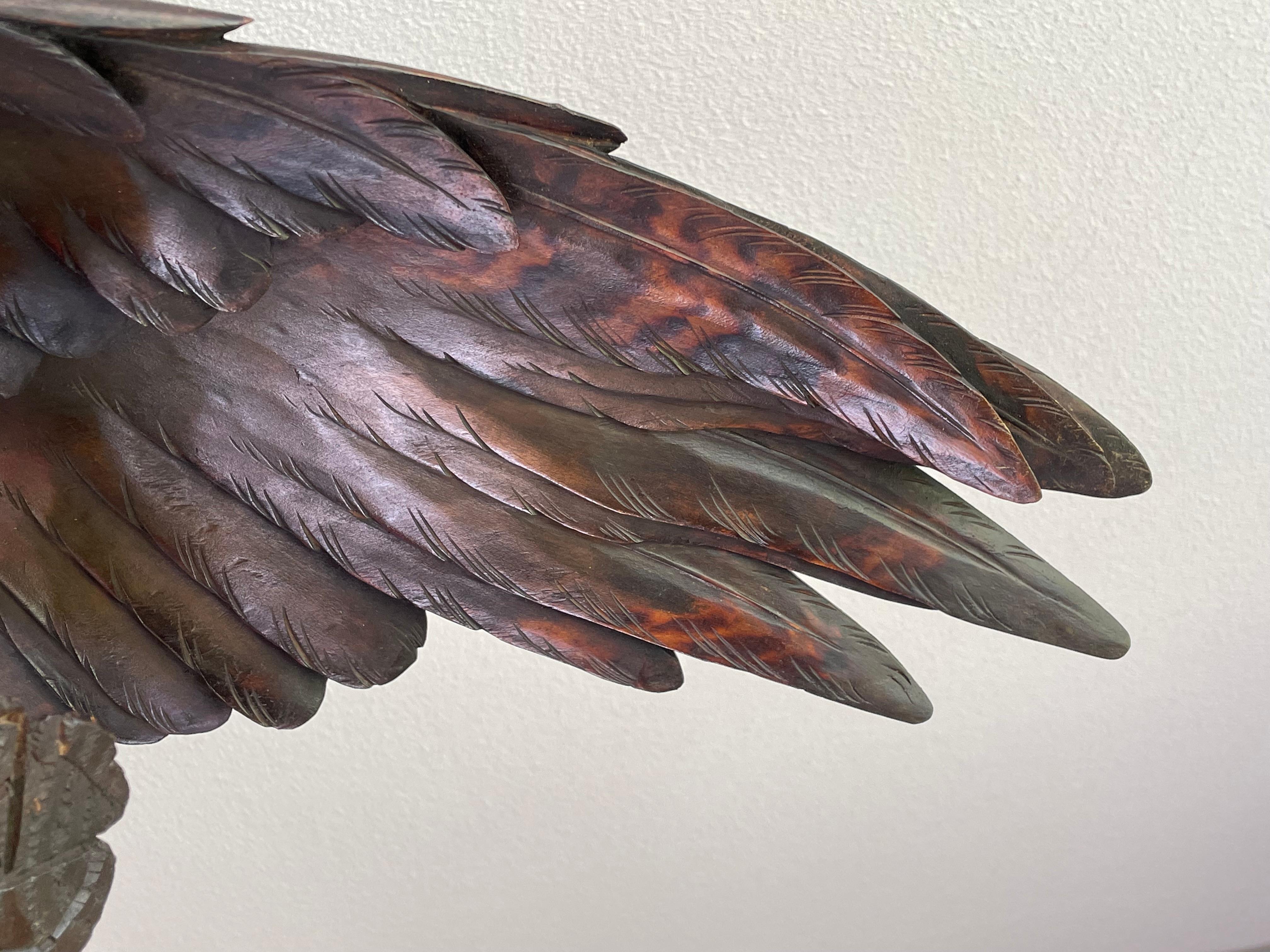 Lustre suspendu ancien, rare et de grande taille, sculpté à la main, représentant un aigle volant dans la Forêt-Noire en vente 10