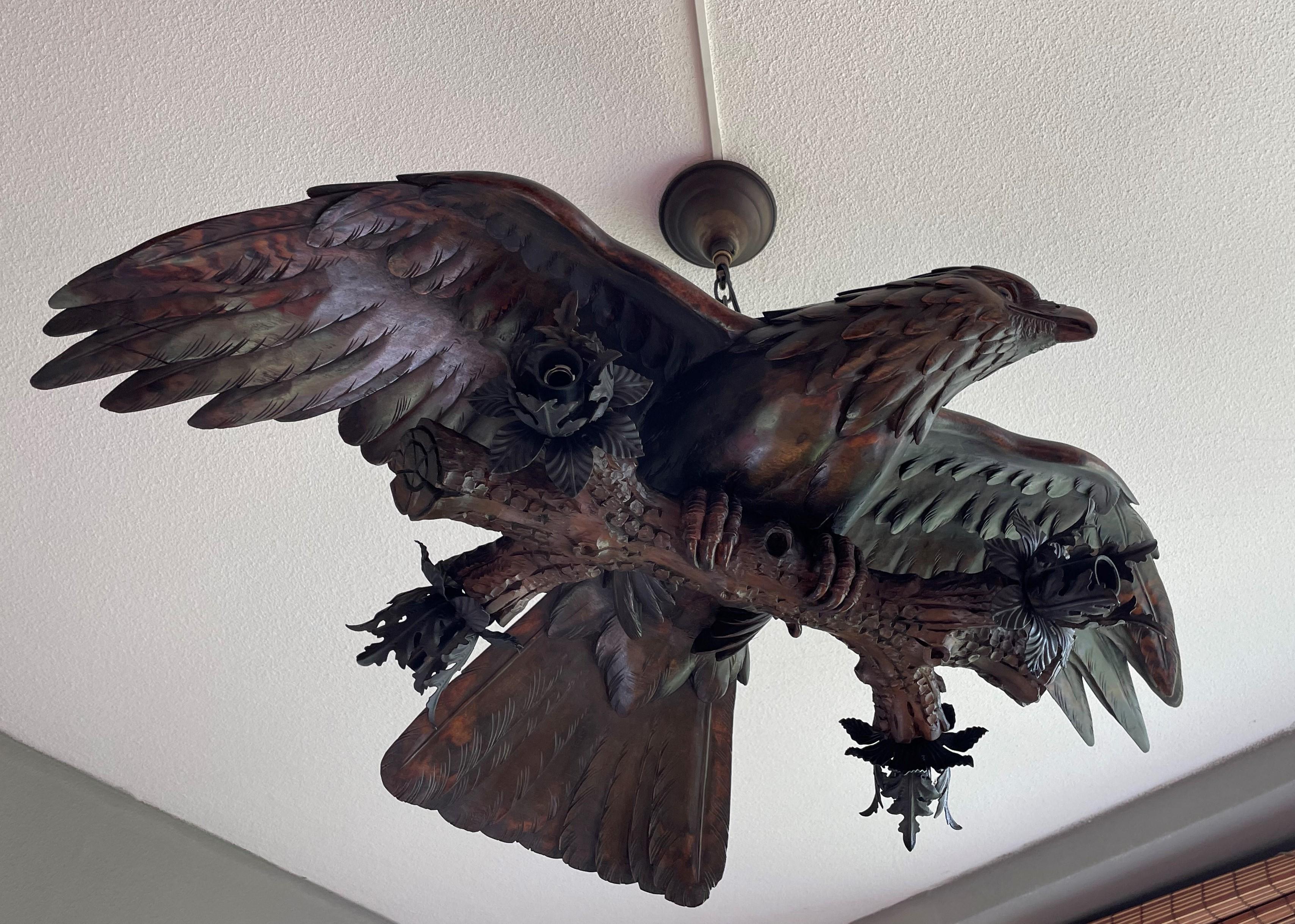 Lustre suspendu ancien, rare et de grande taille, sculpté à la main, représentant un aigle volant dans la Forêt-Noire en vente 12