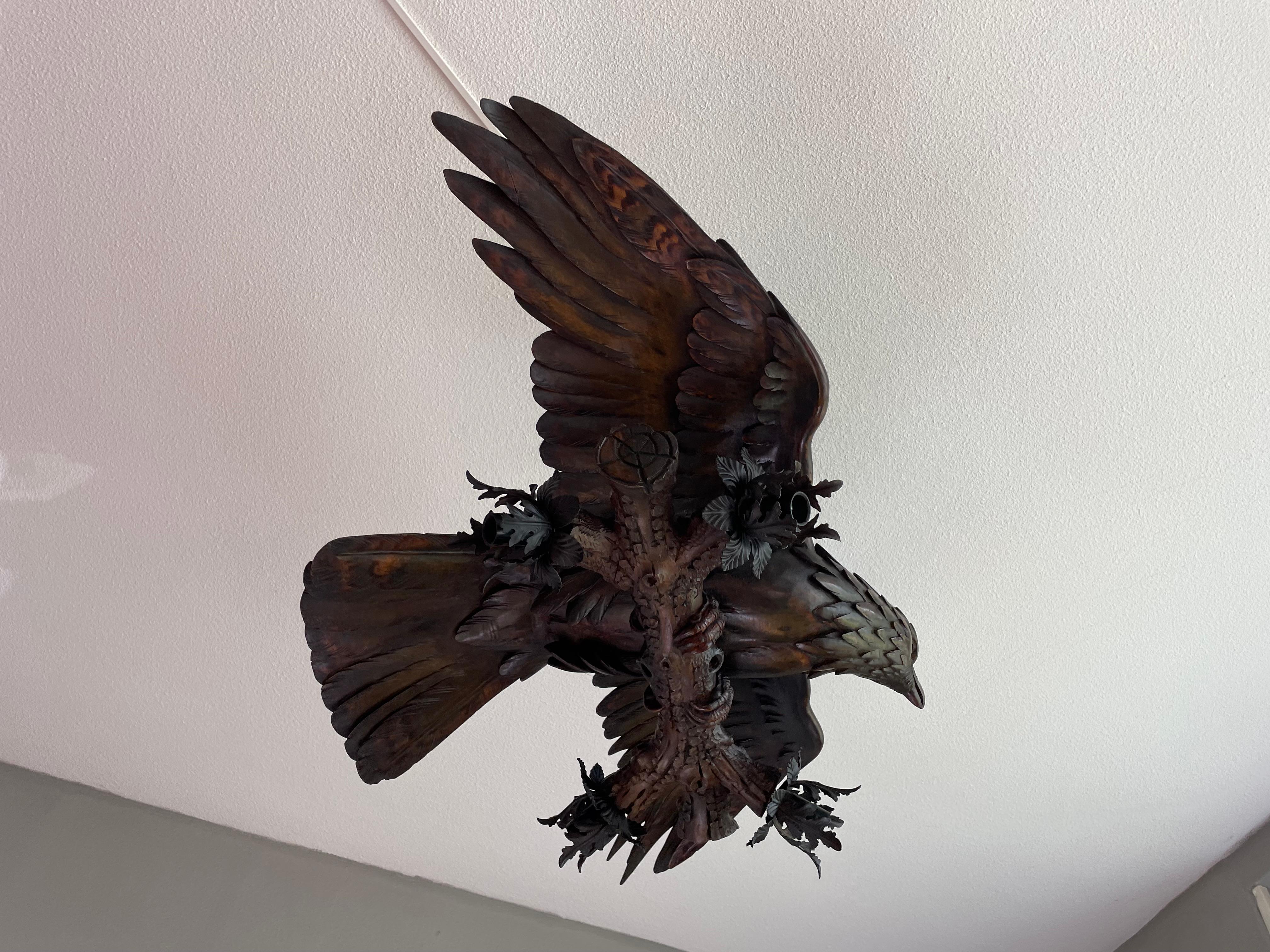 Noirci Lustre suspendu ancien, rare et de grande taille, sculpté à la main, représentant un aigle volant dans la Forêt-Noire en vente