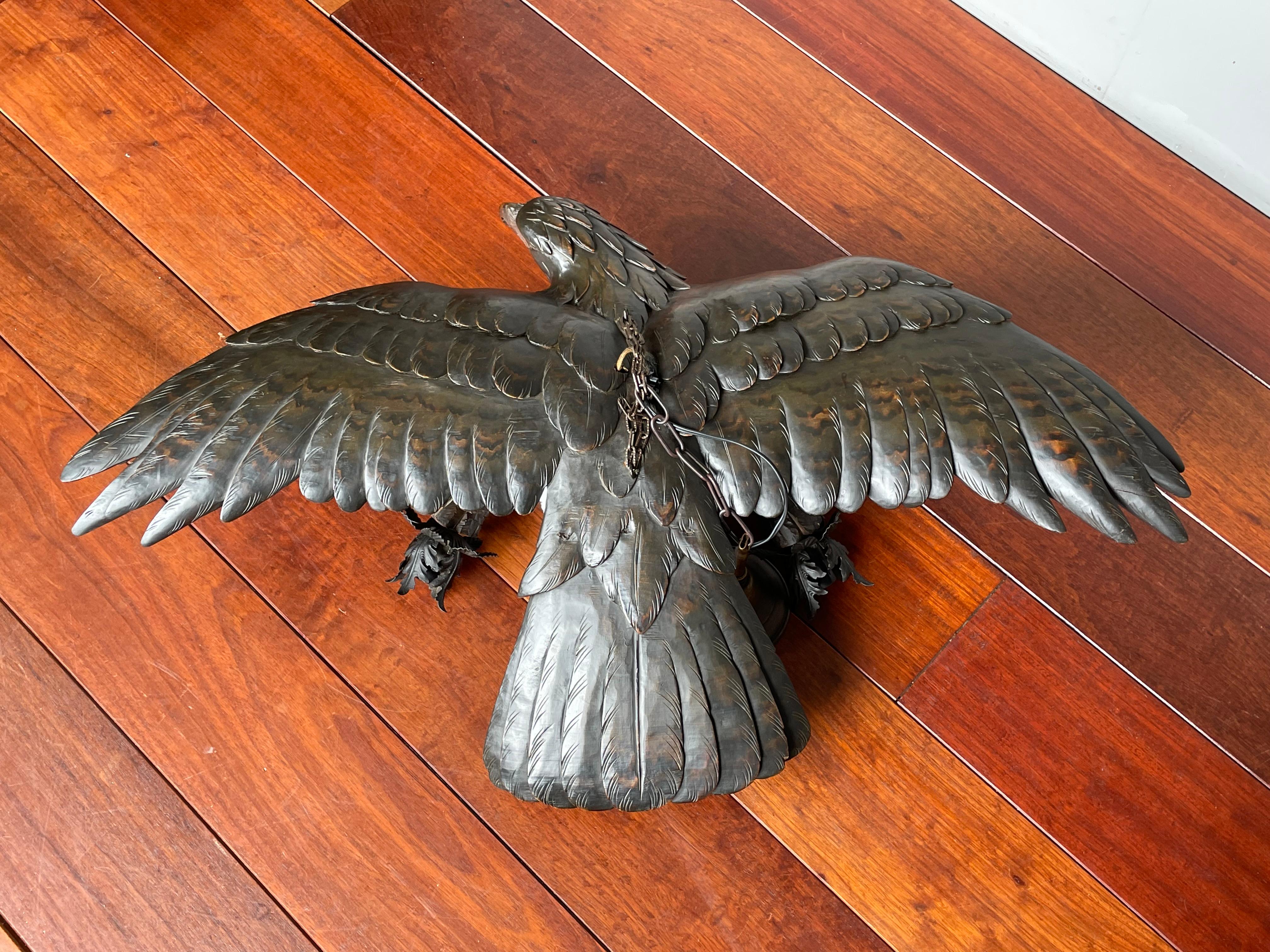 Européen Lustre suspendu ancien, rare et de grande taille, sculpté à la main, représentant un aigle volant dans la Forêt-Noire en vente