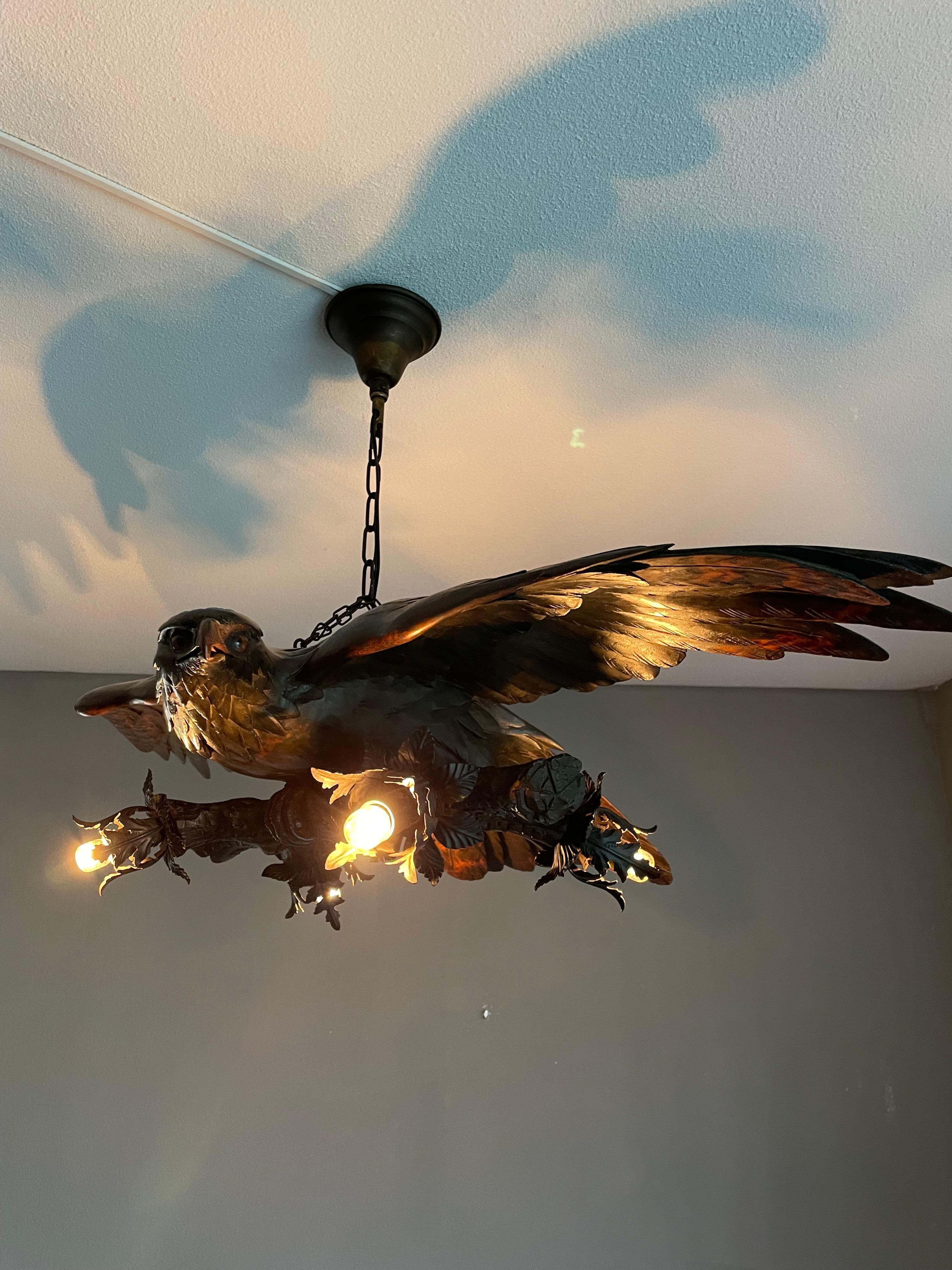 Lustre suspendu ancien, rare et de grande taille, sculpté à la main, représentant un aigle volant dans la Forêt-Noire Bon état - En vente à Lisse, NL