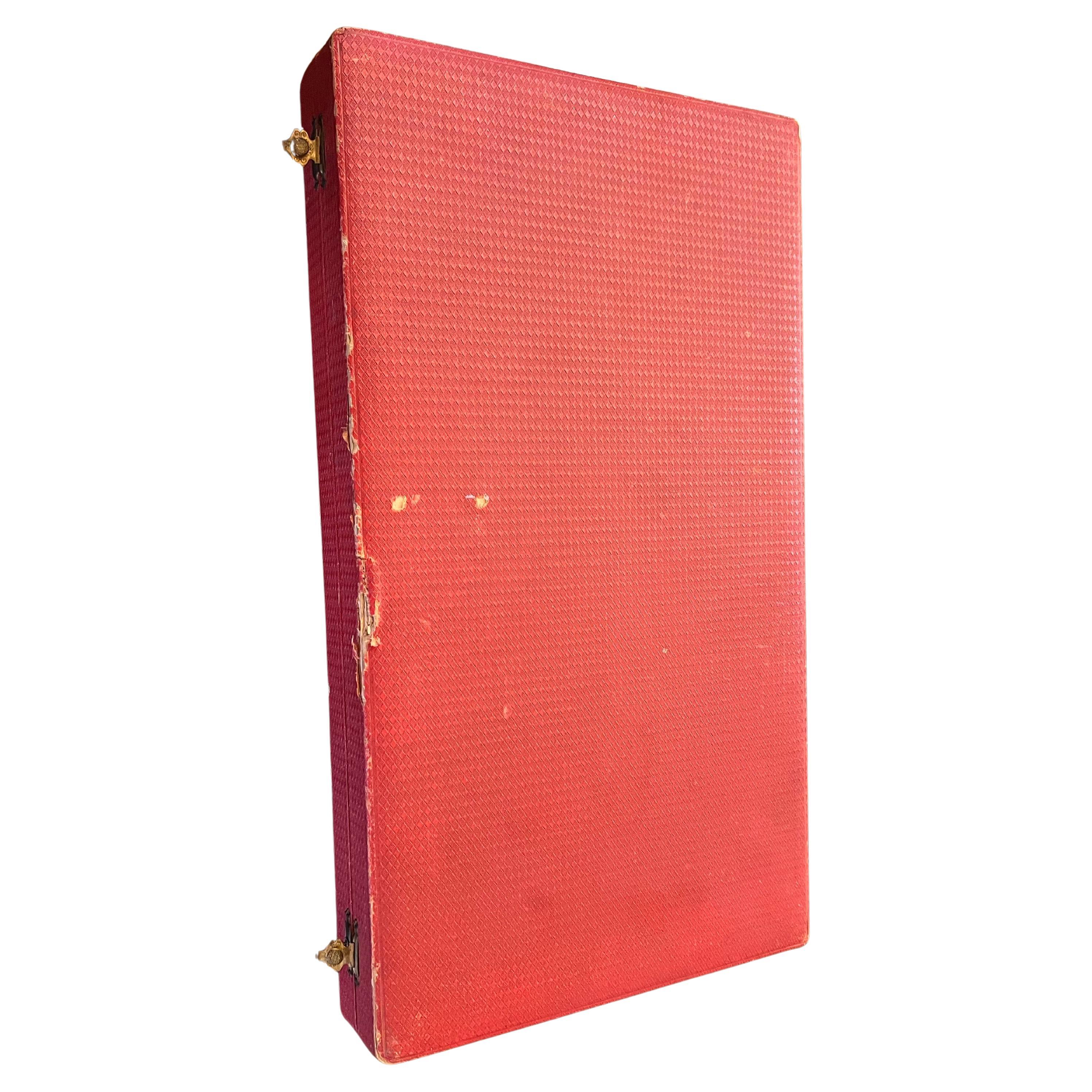 raro set da gioco di backgammon unico nel suo genere, anni '50 circa, potafolio il set ha un tabellone in corck e schegge di legno la custodia presenta normale usura e patina dovuta all'età.