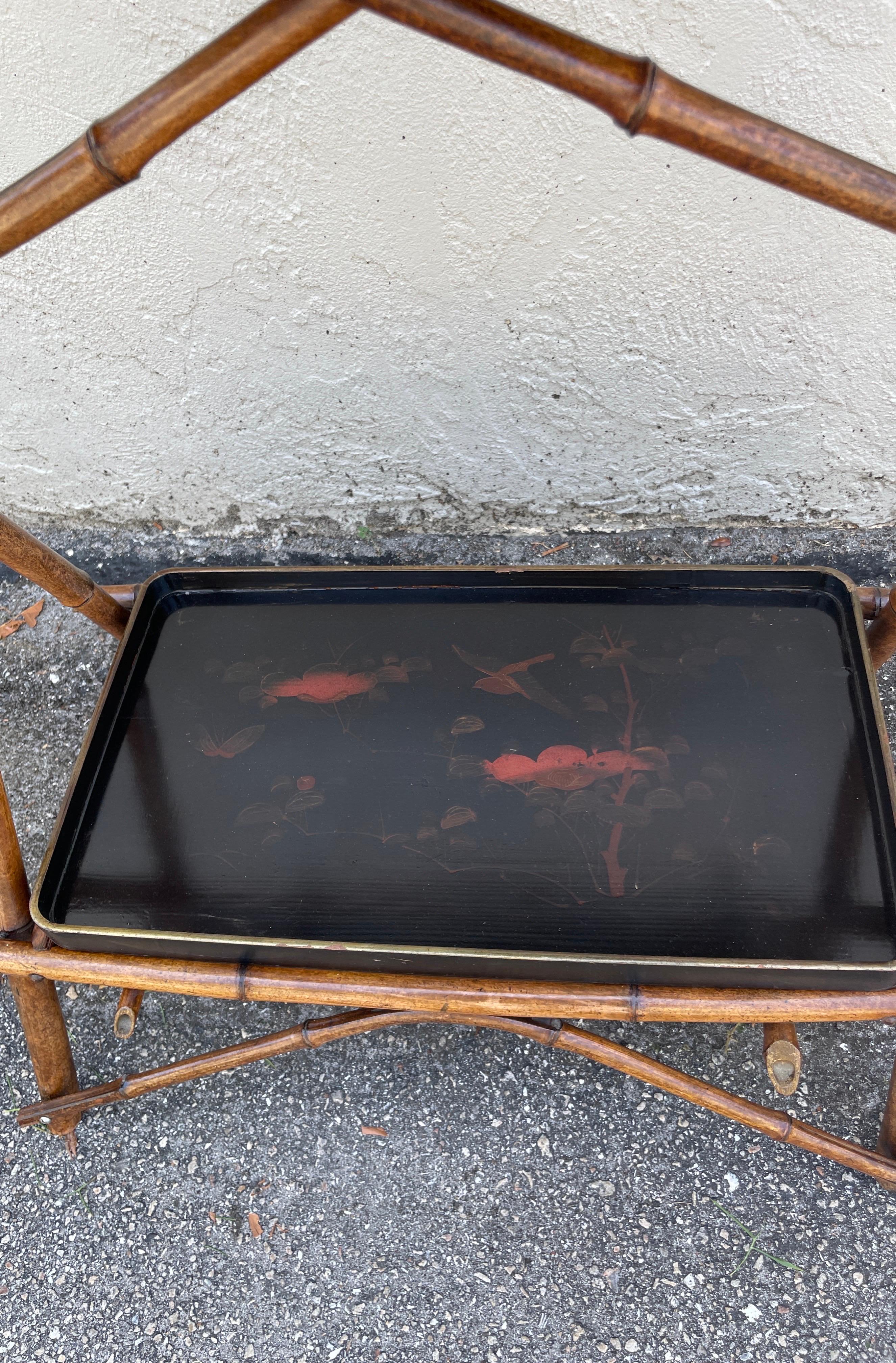 Seltener antiker zweistöckiger Bambus-Tisch. Beide Schalen sind herausnehmbar. Die Tabletts sind beide in einem lackierten Japanstil ausgeführt. Der Deckel ist mit zwei Griffen versehen, so dass man ihn leicht bewegen und zum Servieren verwenden