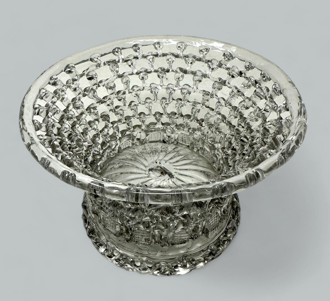 Belge Antique et rare vase panier en verre traforata de Liège, centre de table, 18ème siècle