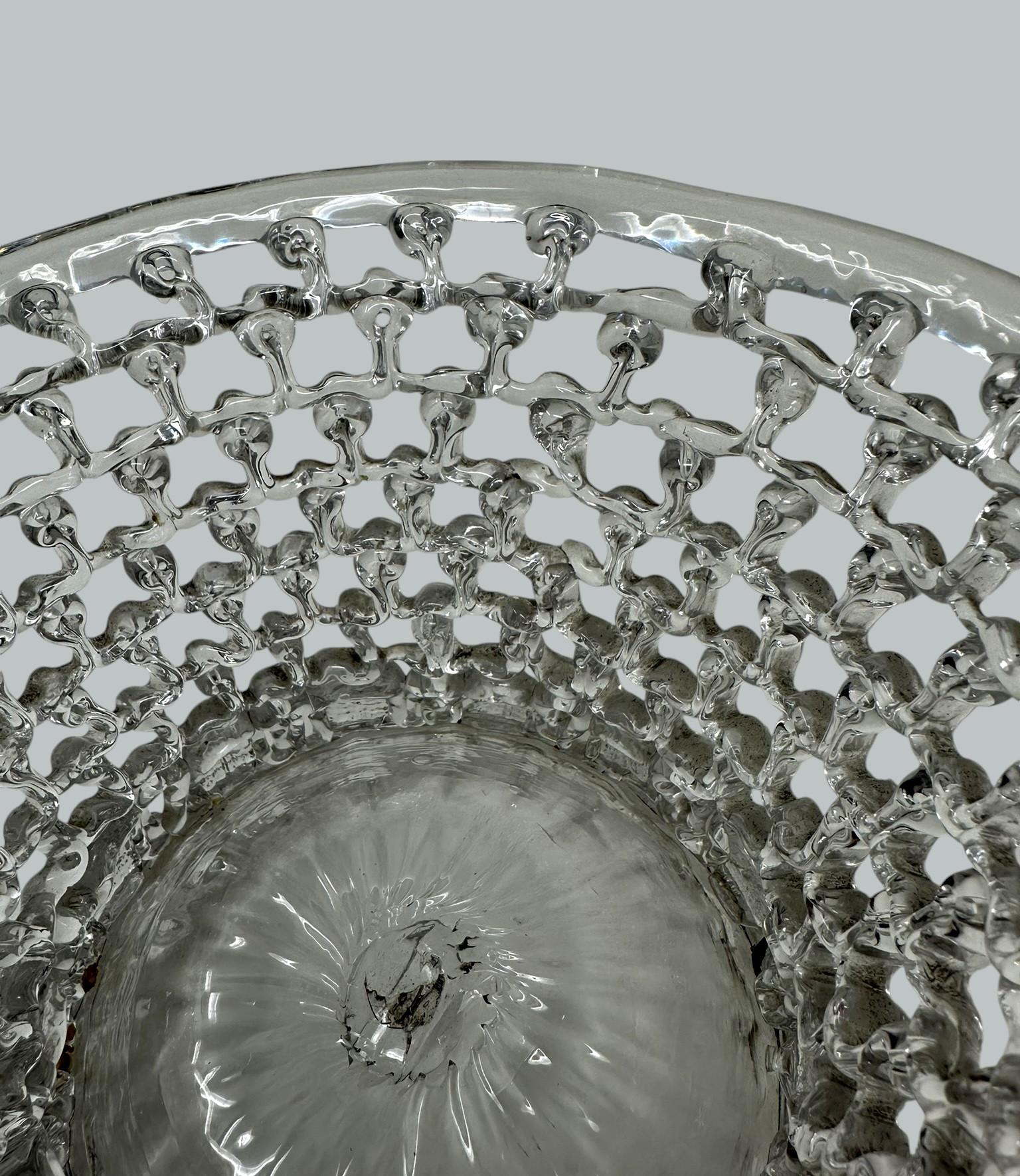 XVIIIe siècle Antique et rare vase panier en verre traforata de Liège, centre de table, 18ème siècle