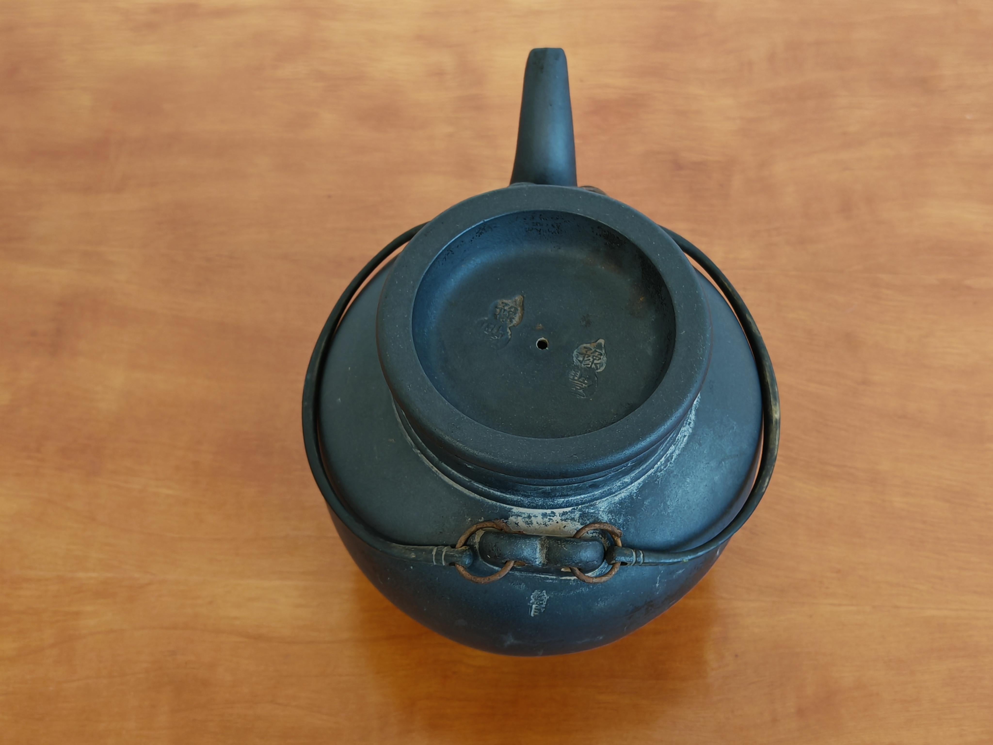 Rare théière Yixing noire ancienne, dynastie Qing, Yinkow, Chine 1910s en vente 3