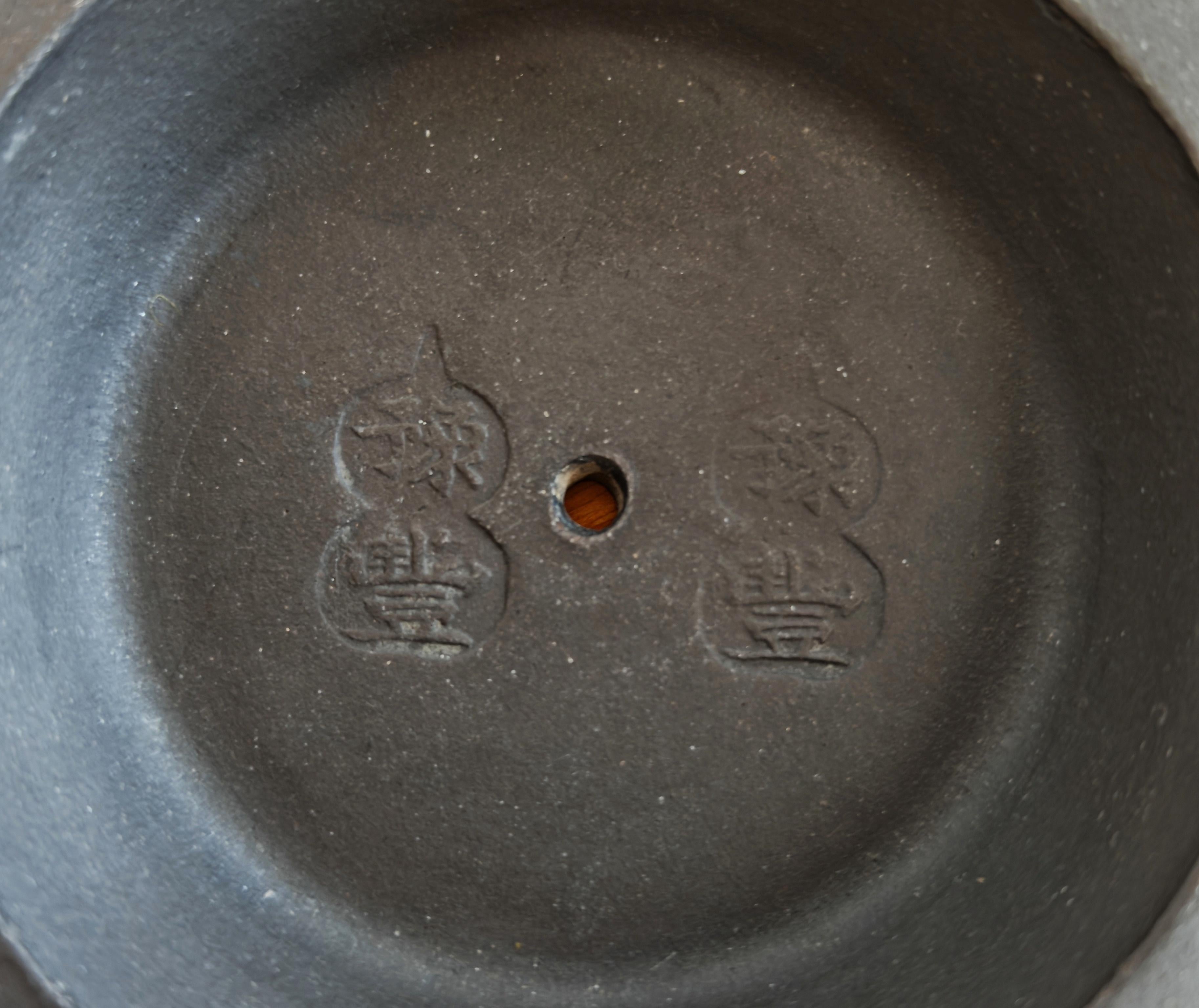 Rare théière Yixing noire ancienne, dynastie Qing, Yinkow, Chine 1910s en vente 6