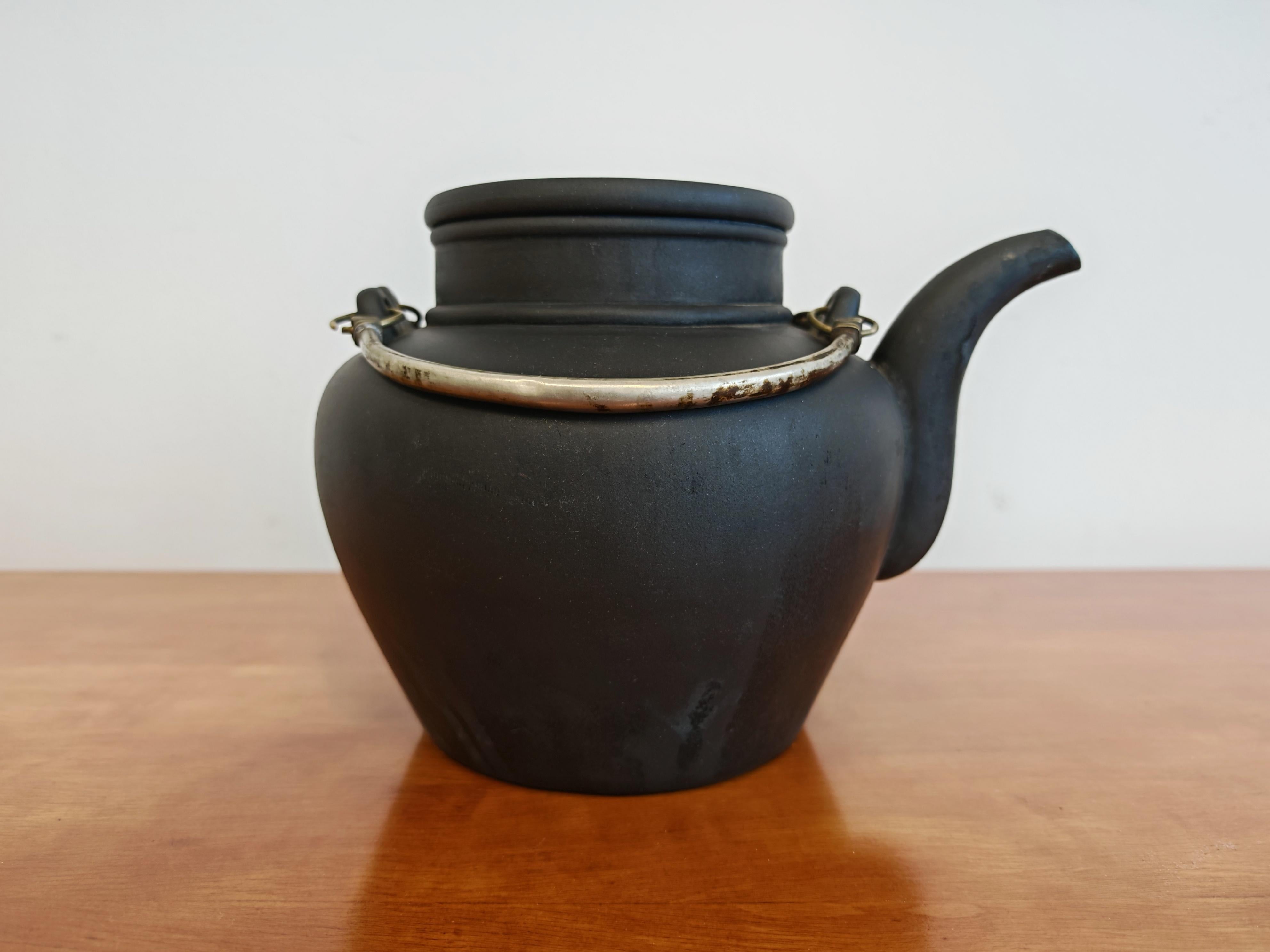 Rare théière Yixing noire ancienne, dynastie Qing, Yinkow, Chine 1910s en vente 7