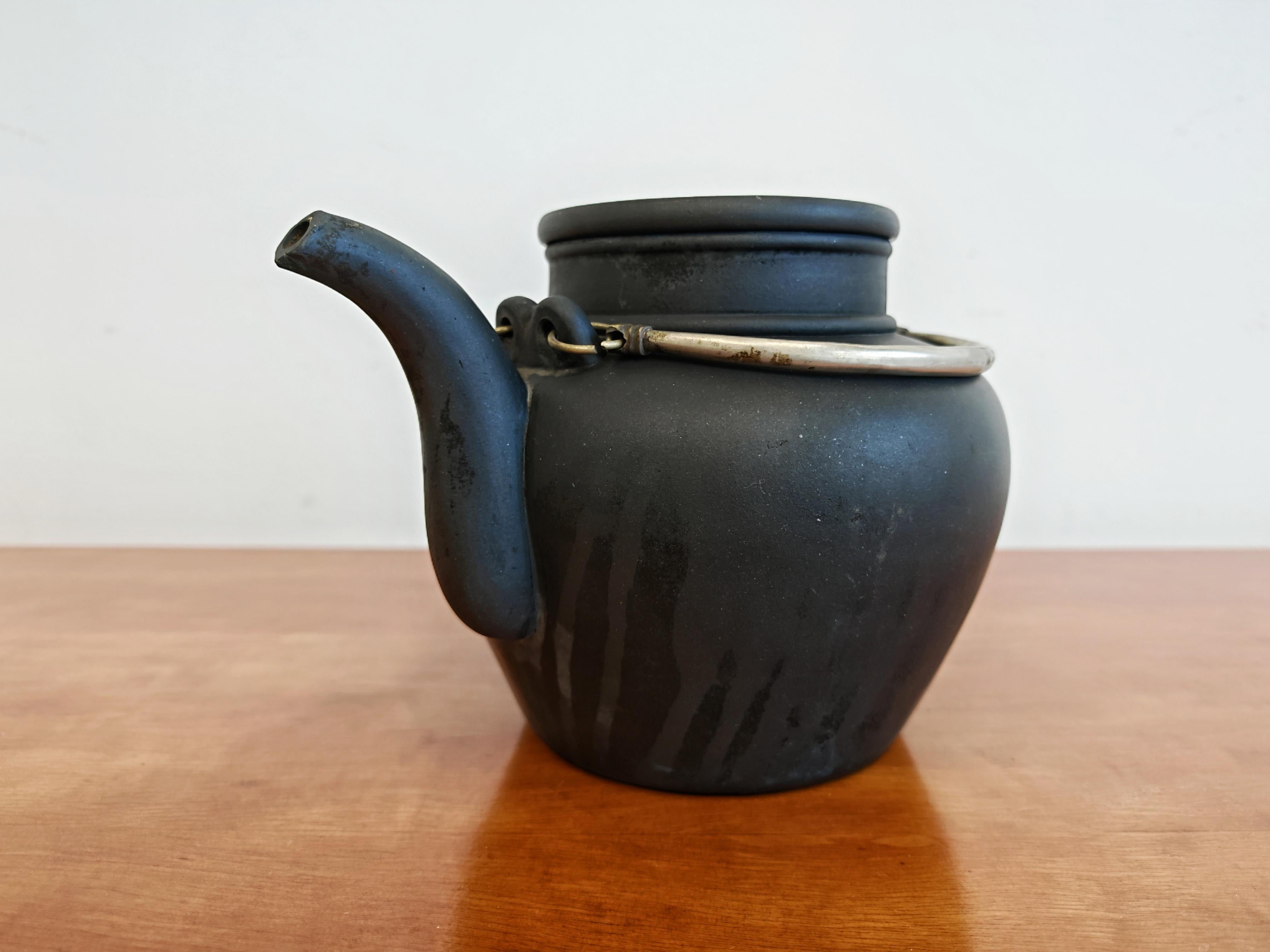 Rare théière Yixing noire ancienne, dynastie Qing, Yinkow, Chine 1910s en vente 9