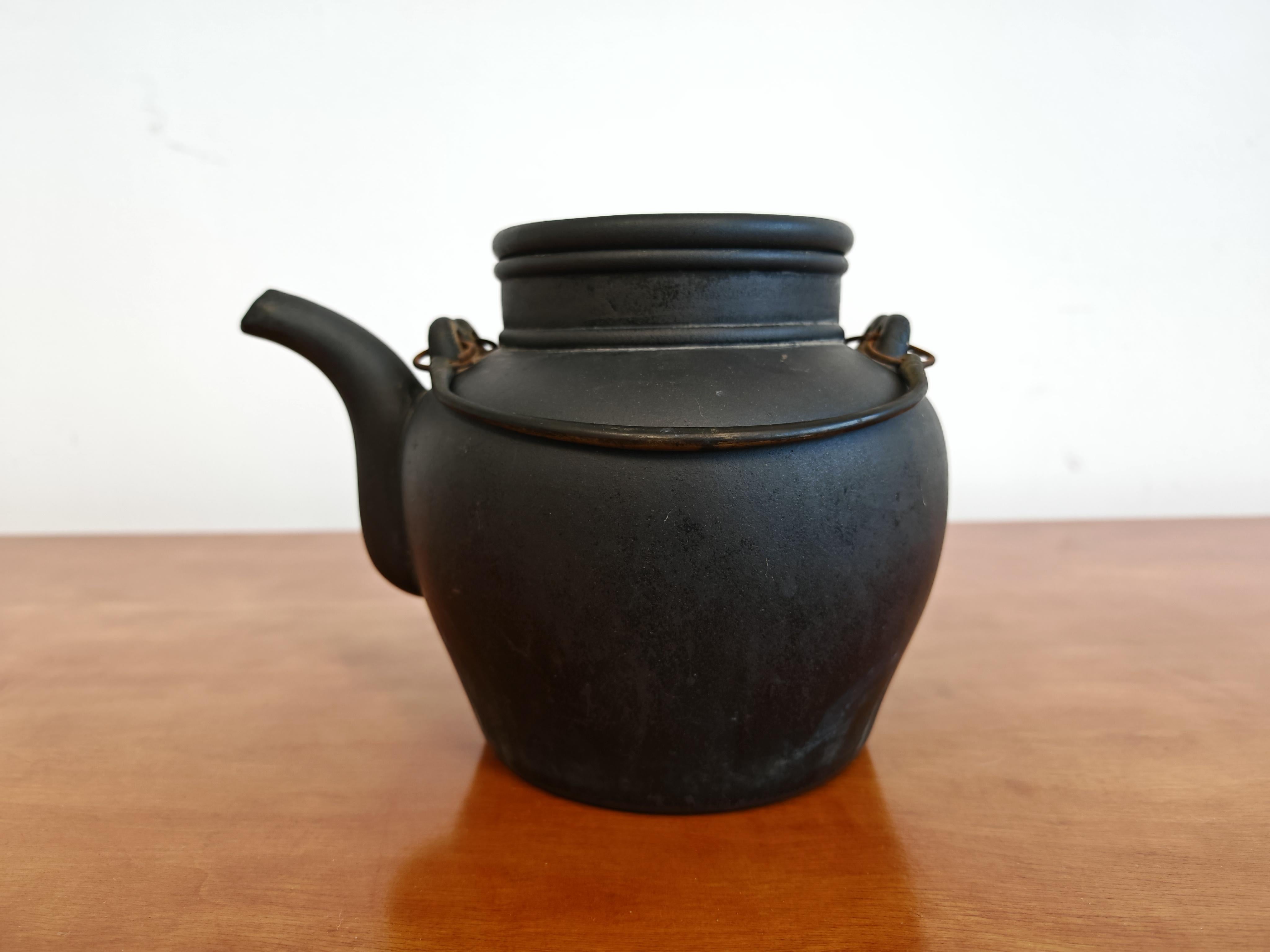 Dans cette annonce, vous trouverez une théière ancienne en céramique, réalisée en argile noire. Il s'agit d'une théière Yixing fabriquée sous la dynastie Qing. Le carré indique le lieu 营口 (Yinkow) au sommet, qui est un port maritime de la province