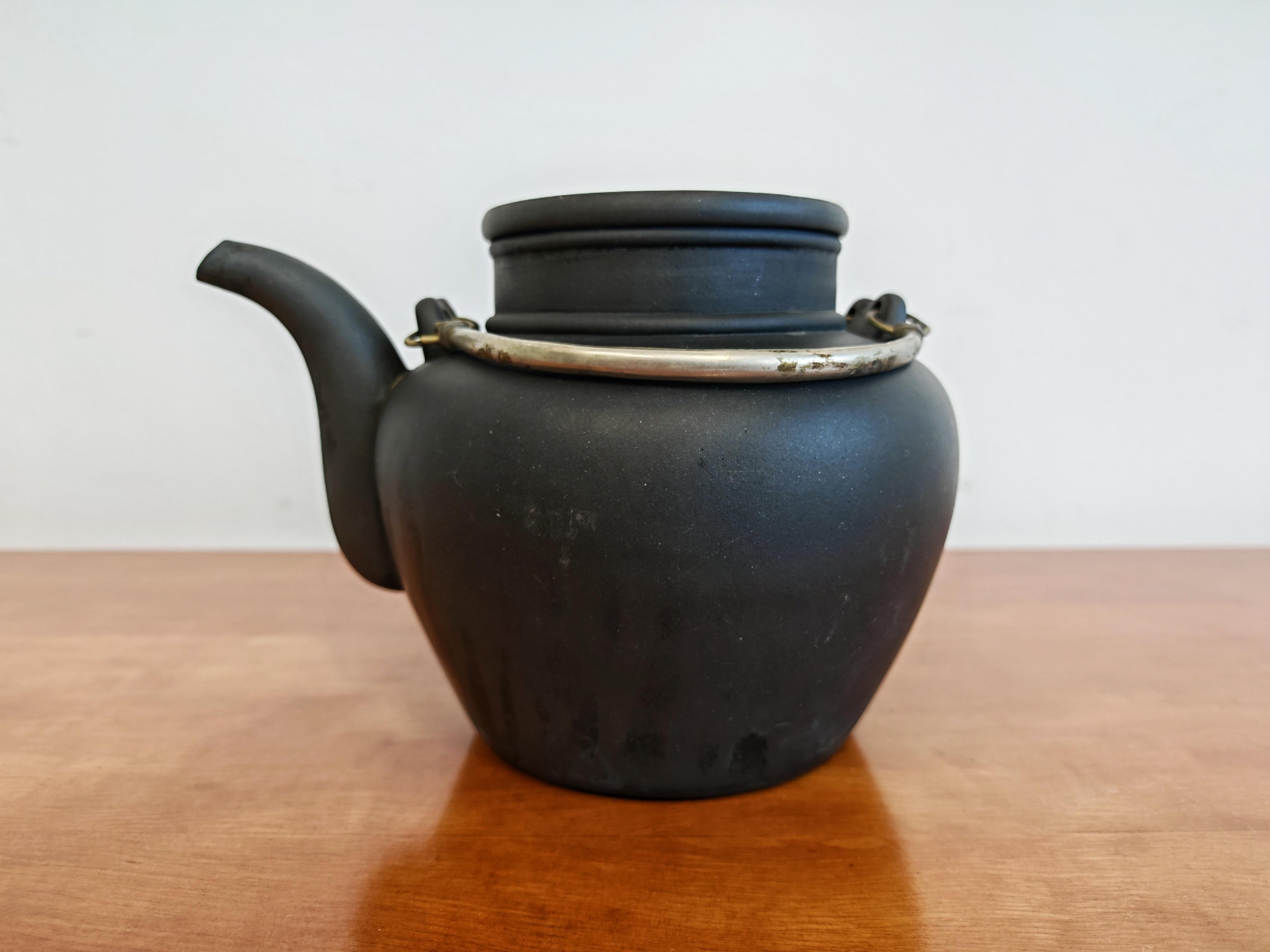 Rare théière Yixing noire ancienne, dynastie Qing, Yinkow, Chine 1910s Bon état - En vente à Beograd, RS