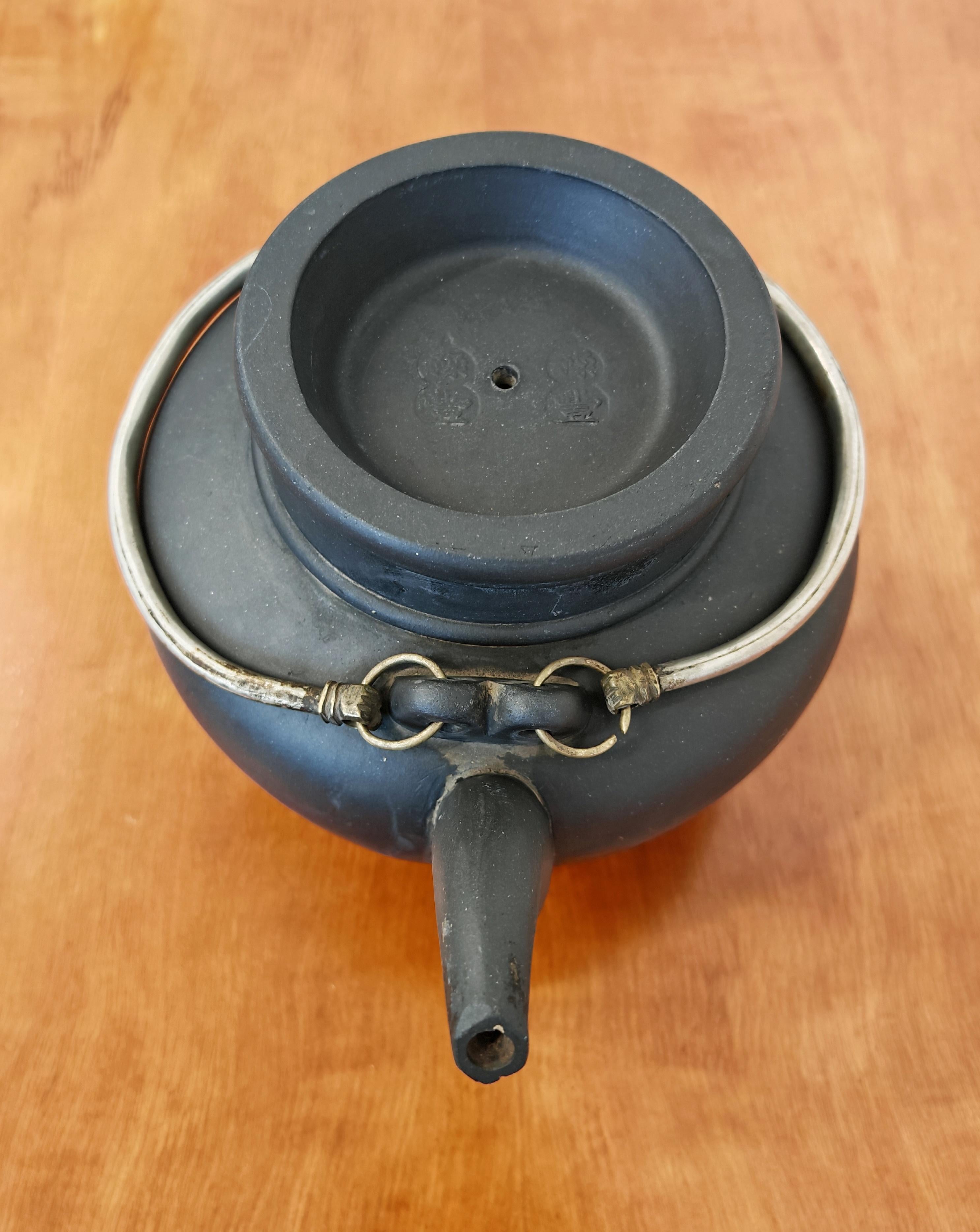 Début du 20ème siècle Rare théière Yixing noire ancienne, dynastie Qing, Yinkow, Chine 1910s en vente