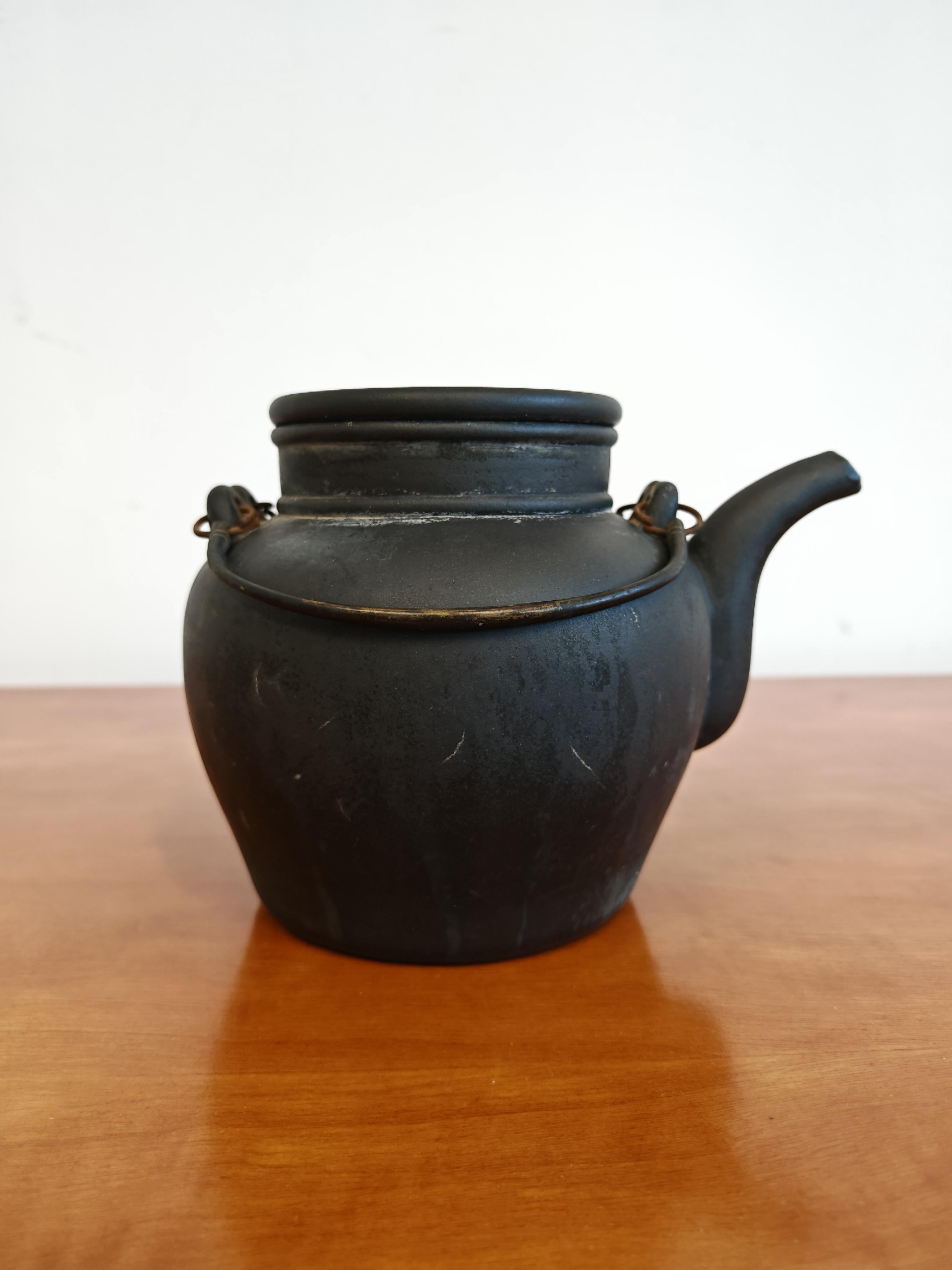 Céramique Rare théière Yixing noire ancienne, dynastie Qing, Yinkow, Chine 1910s en vente