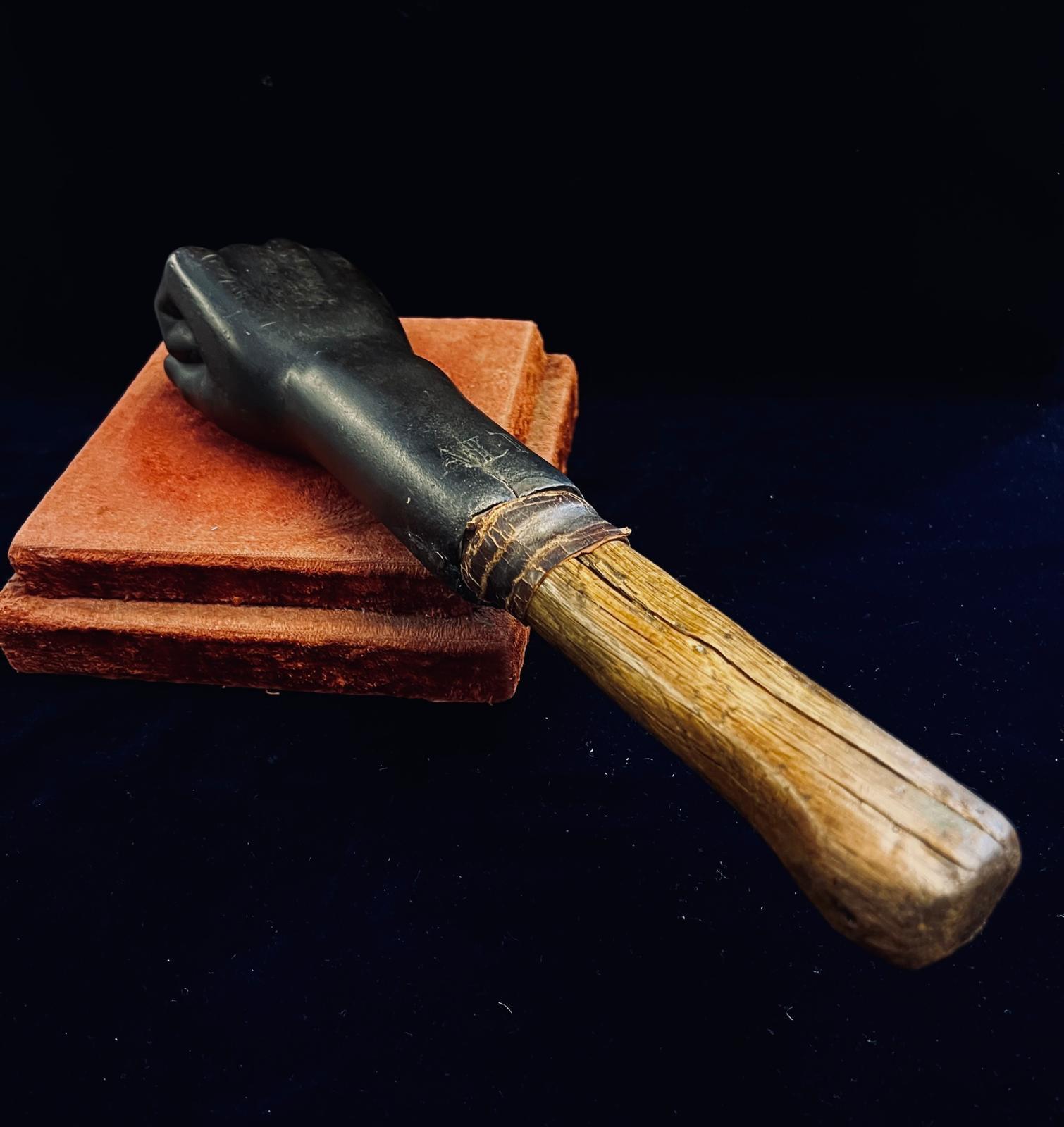 ¡QUE TODO ABOGADO Y JUEZ DEBE TENER! Este extraordinario mazo de bronce está fechado en 1603 y pesa 1,3 kg. Es un ejemplo raro y evocador de los primeros instrumentos ceremoniales. Fundida en forma de puño cerrado -símbolo de autoridad, decisión y