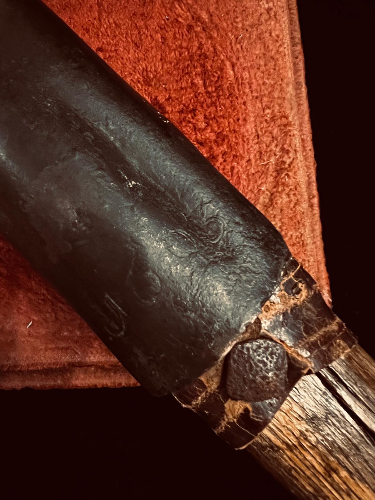 Antiguo Mazo de Bronce Raro en Forma de Puño Fechado en 1603, Inglaterra Inglés en venta