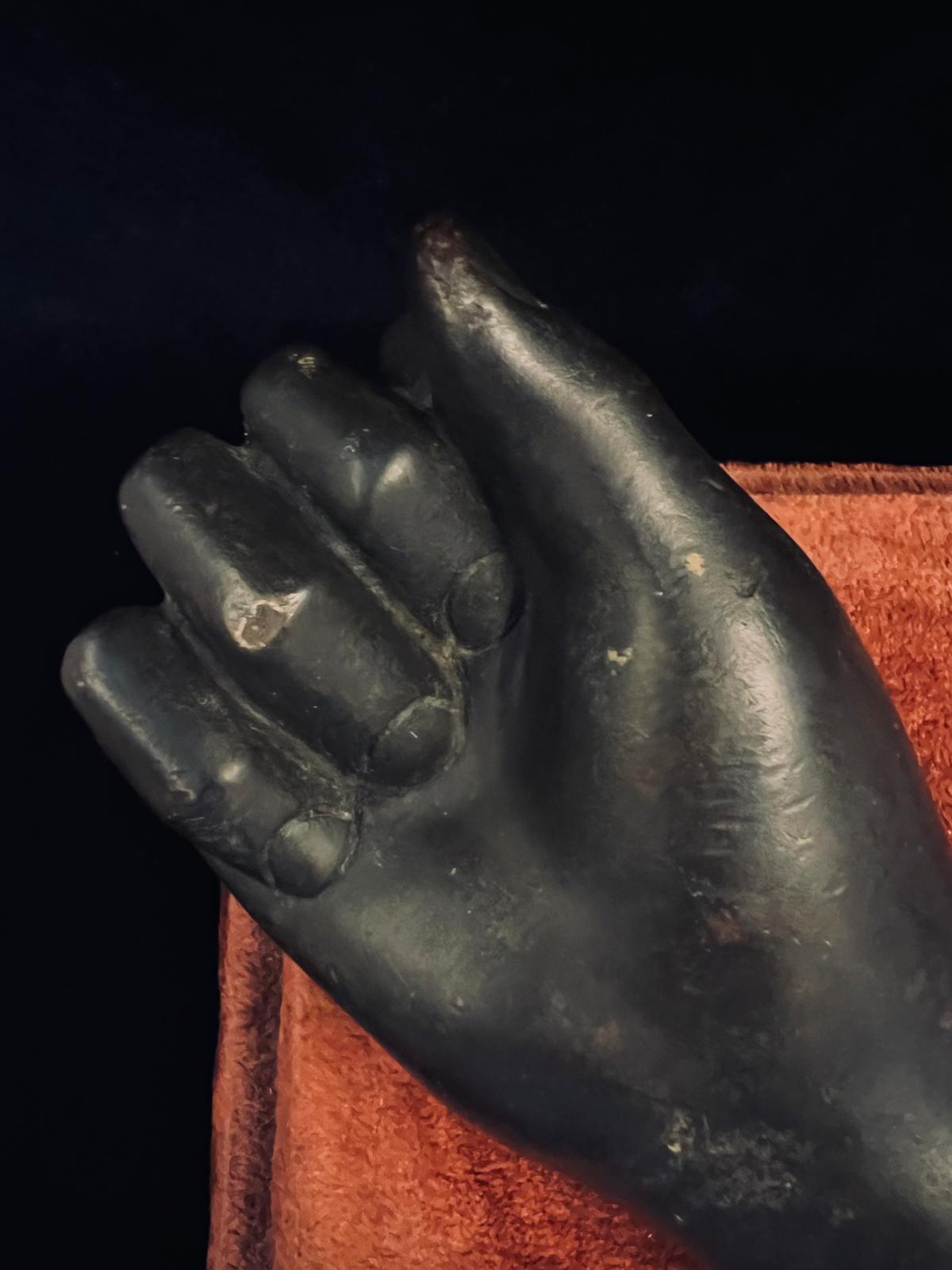 Antiguo Mazo de Bronce Raro en Forma de Puño Fechado en 1603, Inglaterra Hecho a mano en venta