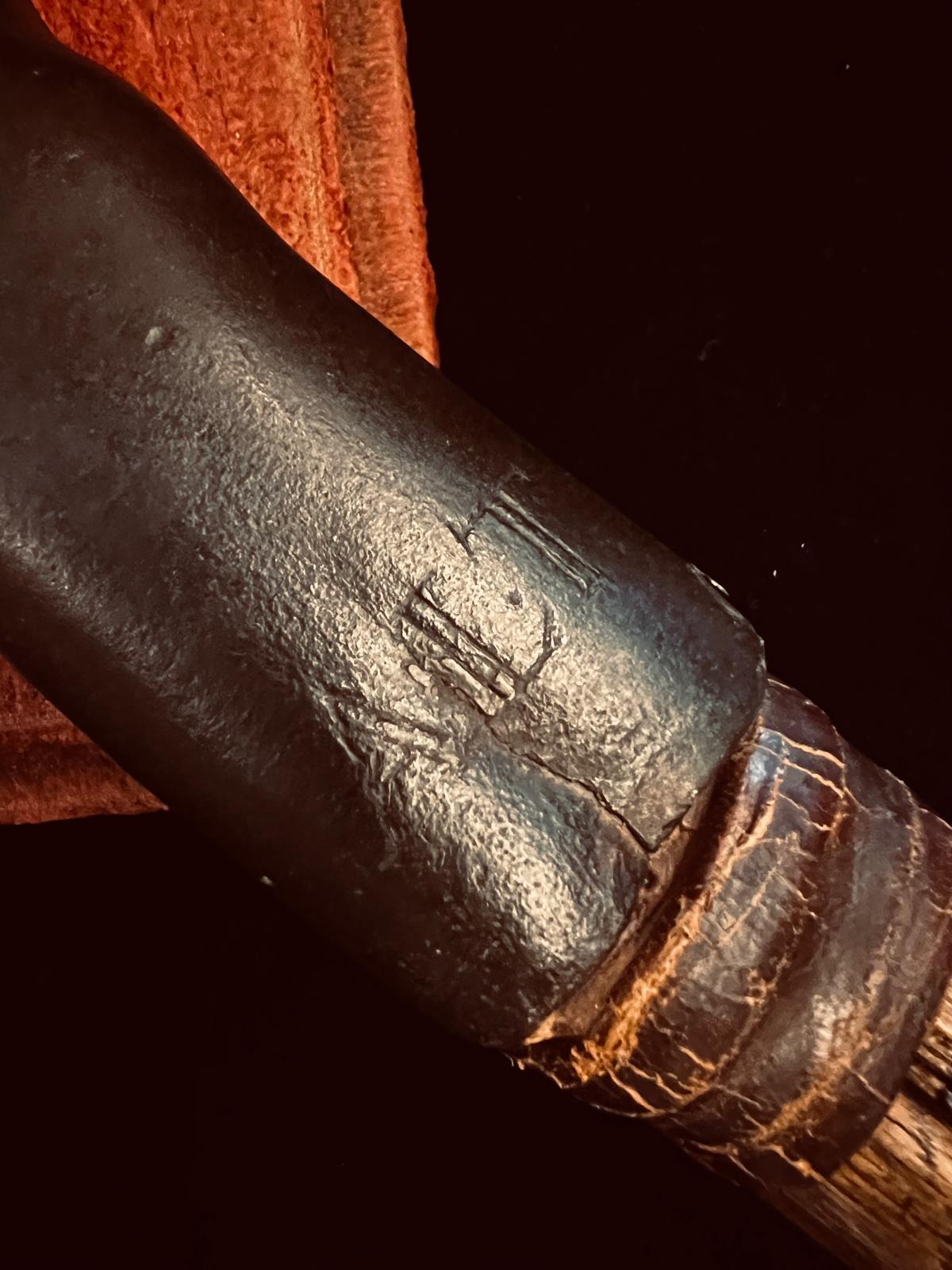 Antiguo Mazo de Bronce Raro en Forma de Puño Fechado en 1603, Inglaterra siglo XVII en venta