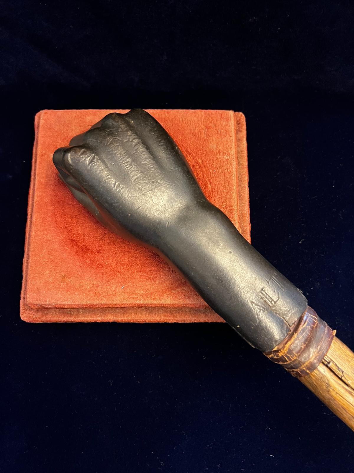 Antiguo Mazo de Bronce Raro en Forma de Puño Fechado en 1603, Inglaterra en venta 1