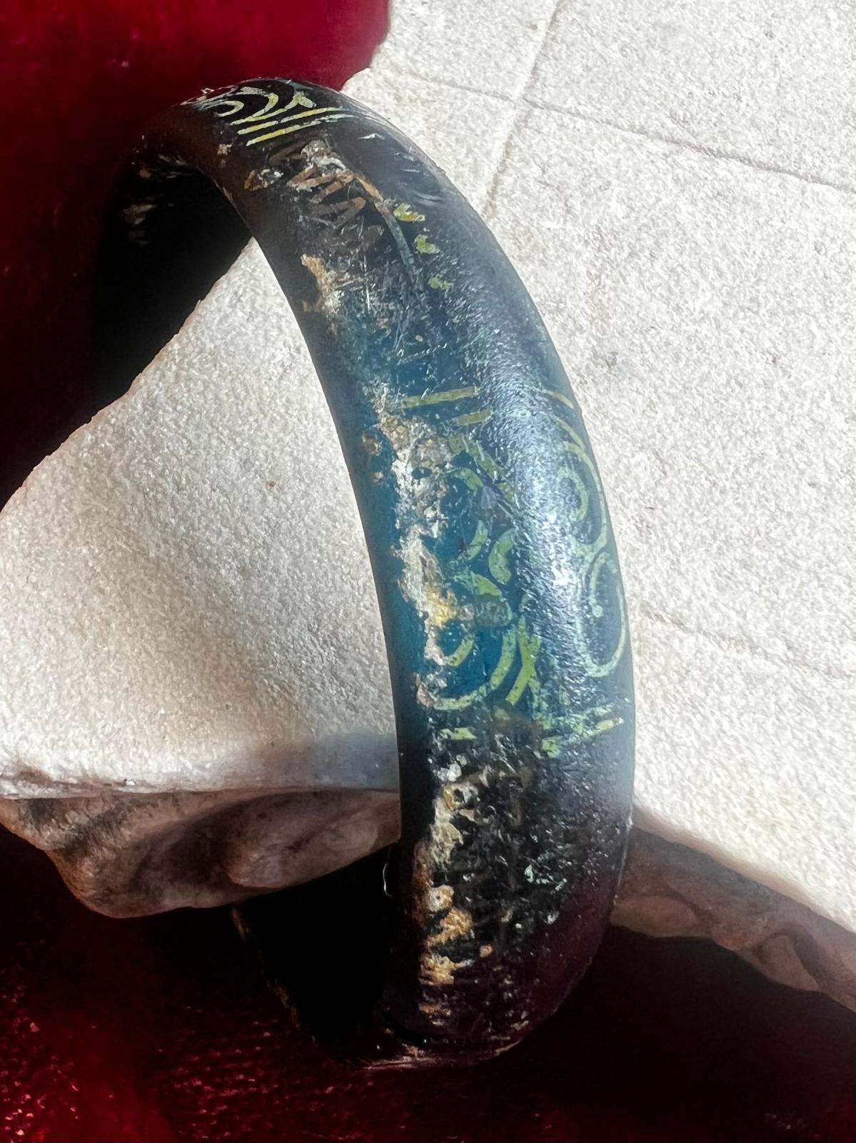 Este raro y cautivador brazalete data del periodo alto bizantino (circa 1100-1200 d.C.), se fabricó en el Mediterráneo oriental y está compuesto de vidrio ricamente pigmentado con sutiles detalles de manchas plateadas. Aunque parece casi negra con